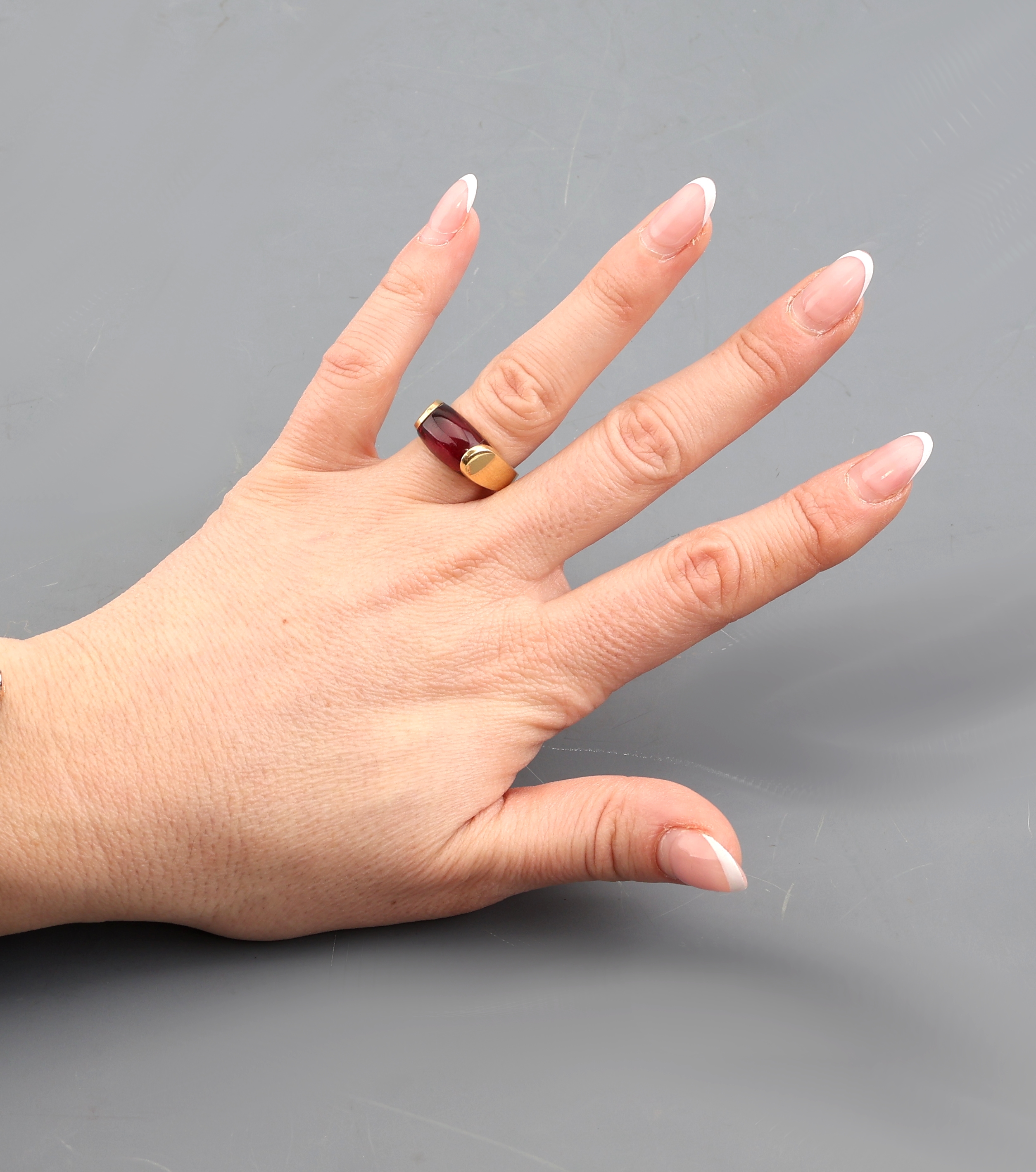 Detail e: 18 kt Gold BULGARI Turmalin-Ring, GG 750/000, Turmalin-Cabochon ca. 4.00 ct, RW 53,ca. 8.5 g, sign.