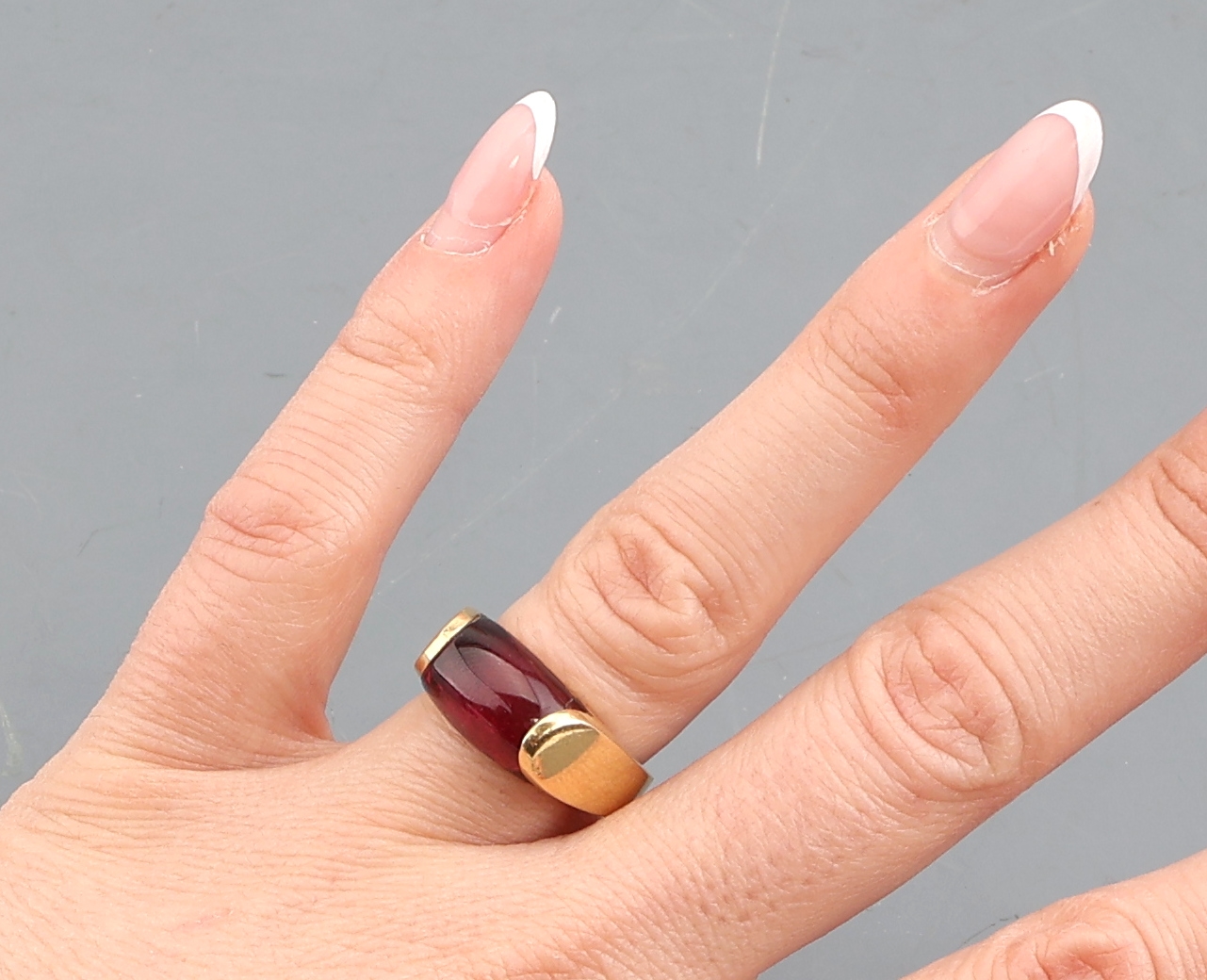 Detail f: 18 kt Gold BULGARI Turmalin-Ring, GG 750/000, Turmalin-Cabochon ca. 4.00 ct, RW 53,ca. 8.5 g, sign.