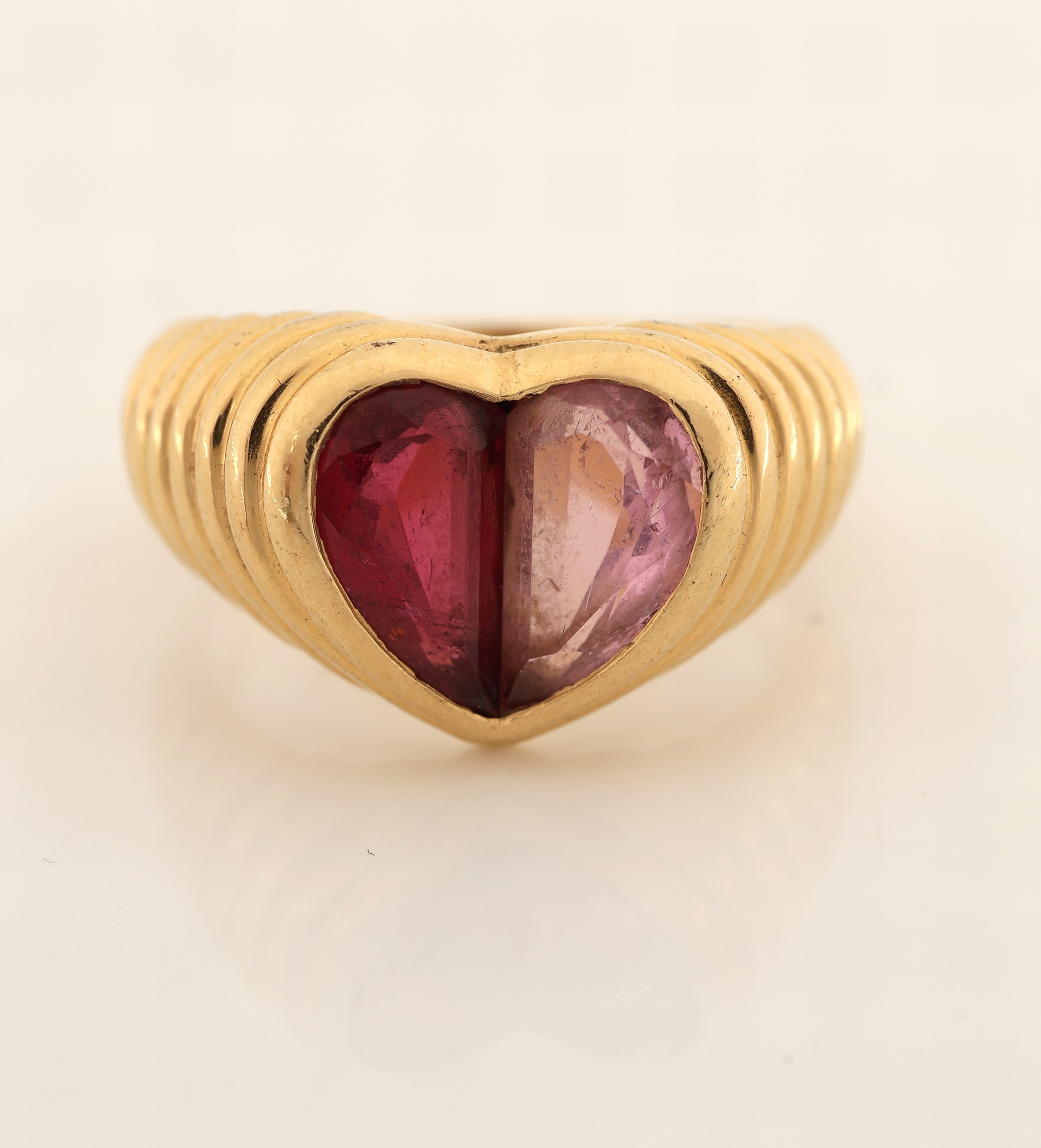 Detail a: 18 kt Gold BULGARI Turmalin-Ring, GG 750/000, facett. Rubellite zus. ca. 2.00 ct, Ringschultern gerillt, RW 51.5, ca. 11.1 g, sign., mit pers. Gravur