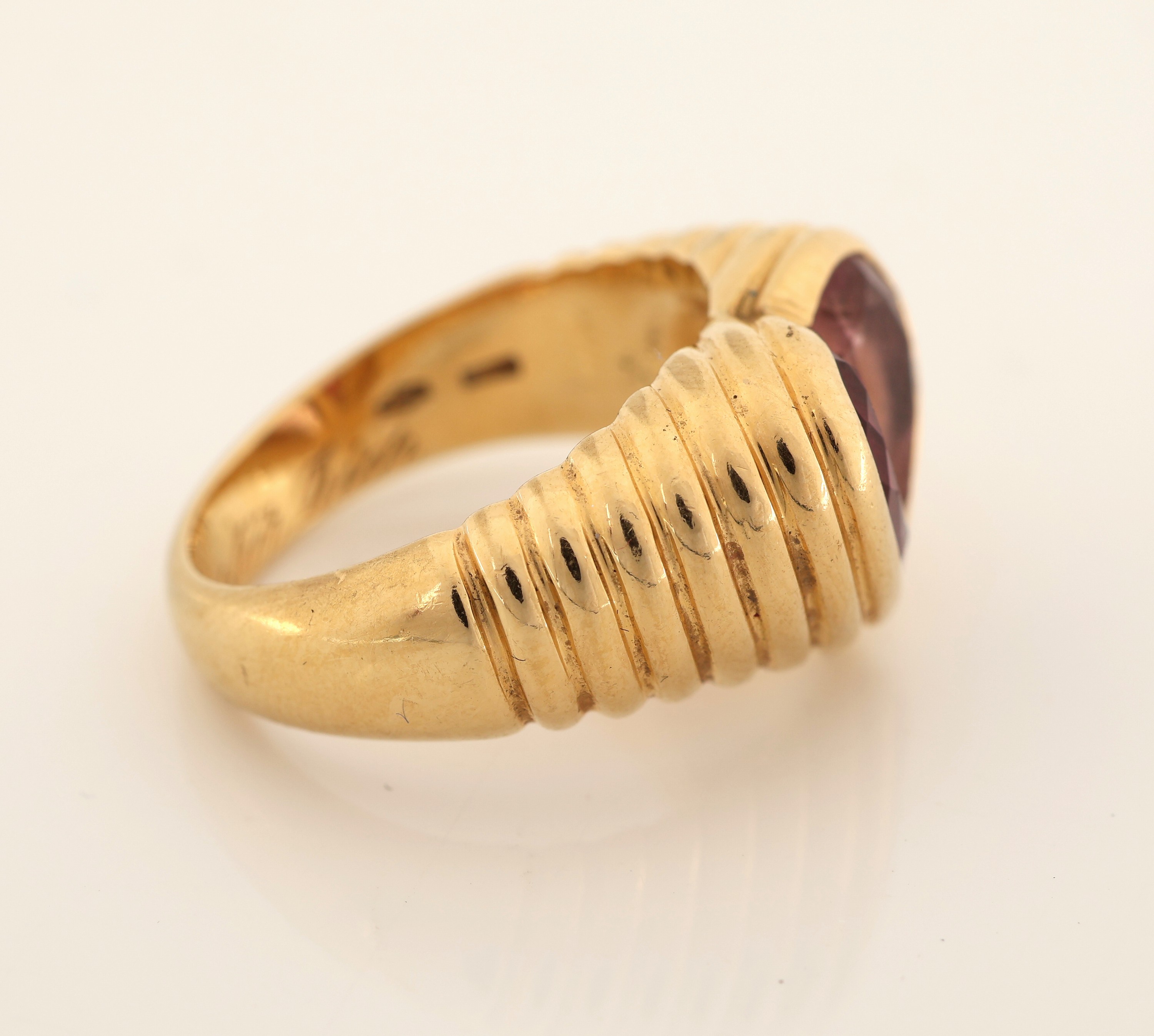 Detail b: 18 kt Gold BULGARI Turmalin-Ring, GG 750/000, facett. Rubellite zus. ca. 2.00 ct, Ringschultern gerillt, RW 51.5, ca. 11.1 g, sign., mit pers. Gravur