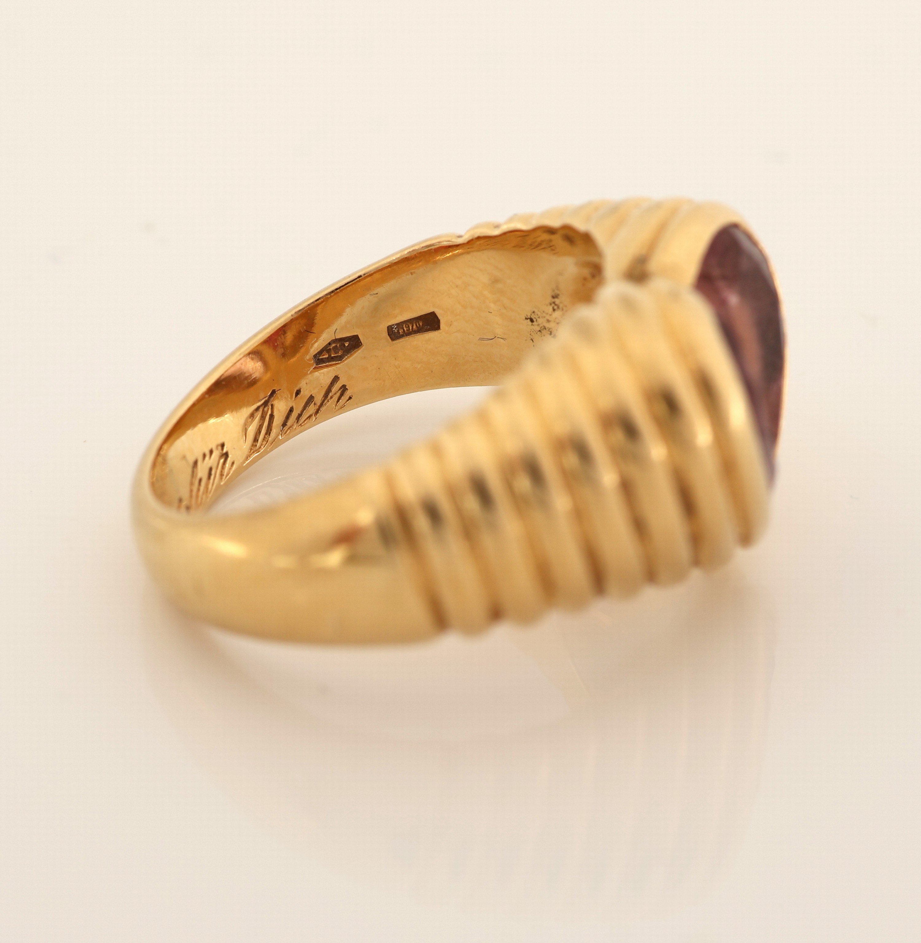 Detail c: 18 kt Gold BULGARI Turmalin-Ring, GG 750/000, facett. Rubellite zus. ca. 2.00 ct, Ringschultern gerillt, RW 51.5, ca. 11.1 g, sign., mit pers. Gravur