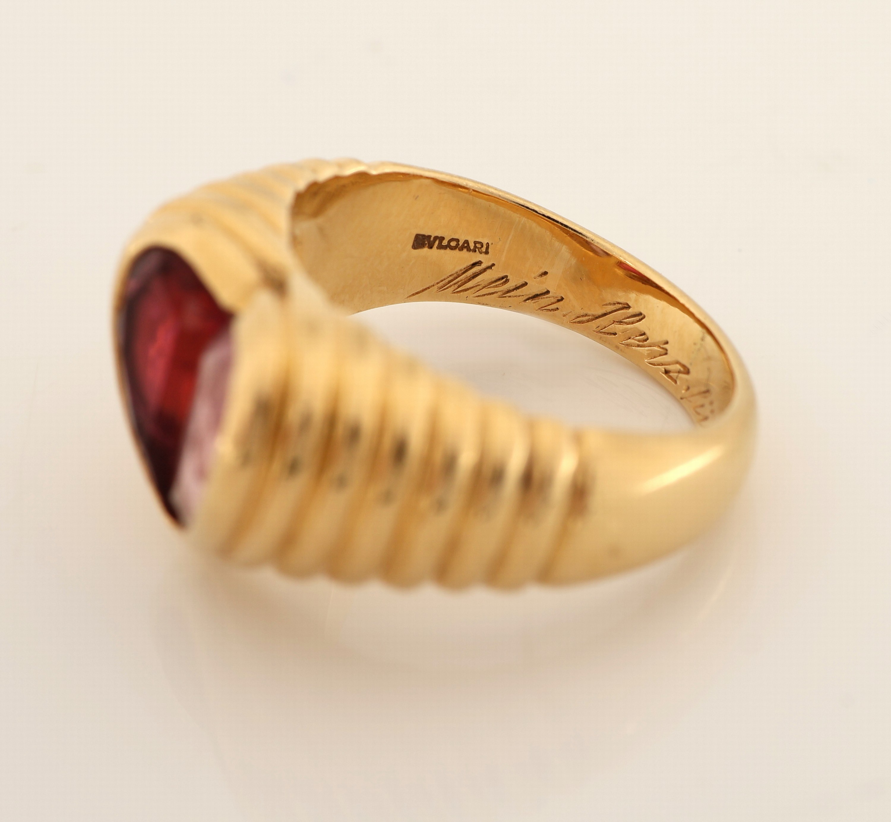 Detail d: 18 kt Gold BULGARI Turmalin-Ring, GG 750/000, facett. Rubellite zus. ca. 2.00 ct, Ringschultern gerillt, RW 51.5, ca. 11.1 g, sign., mit pers. Gravur