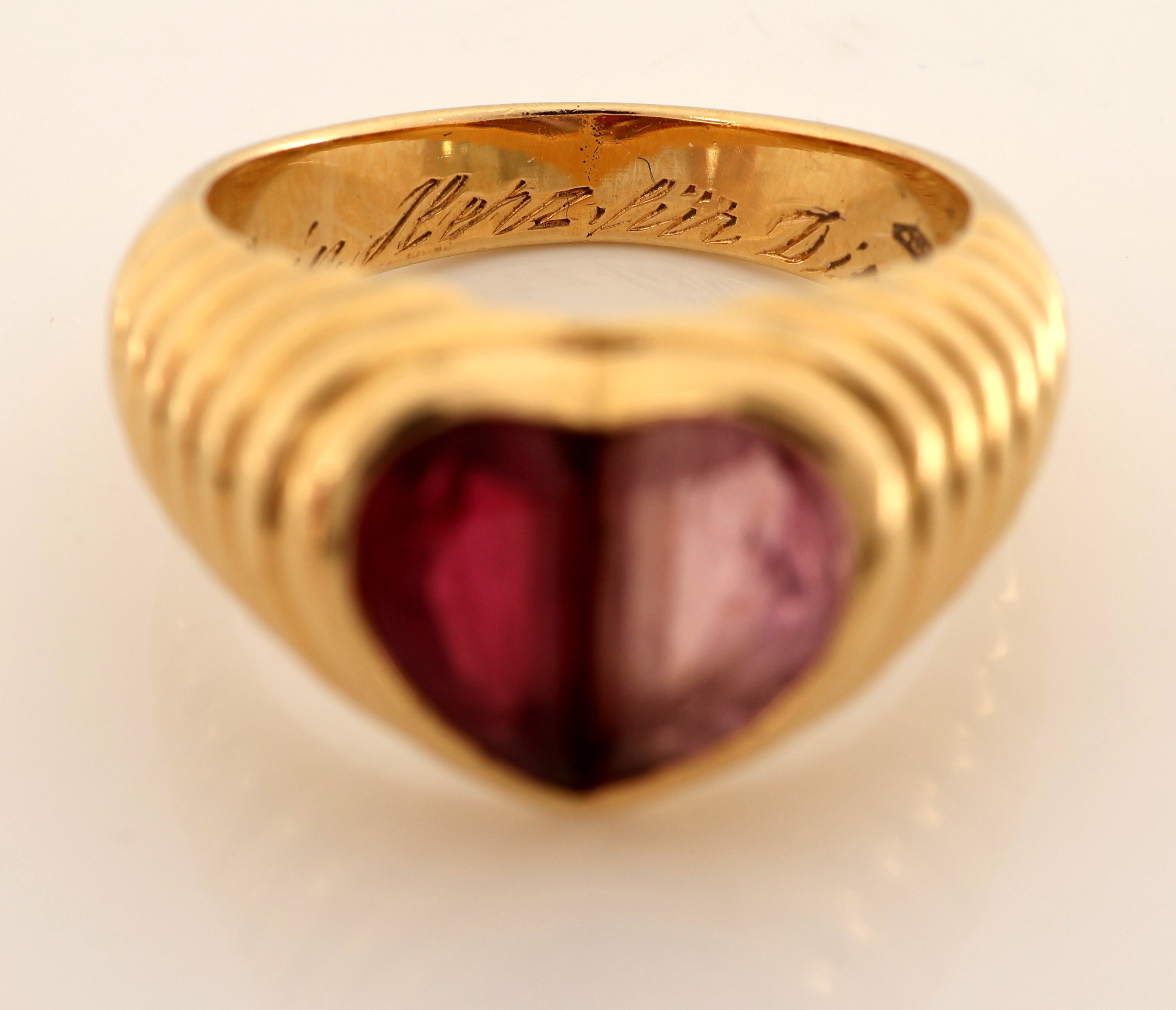 Detail e: 18 kt Gold BULGARI Turmalin-Ring, GG 750/000, facett. Rubellite zus. ca. 2.00 ct, Ringschultern gerillt, RW 51.5, ca. 11.1 g, sign., mit pers. Gravur