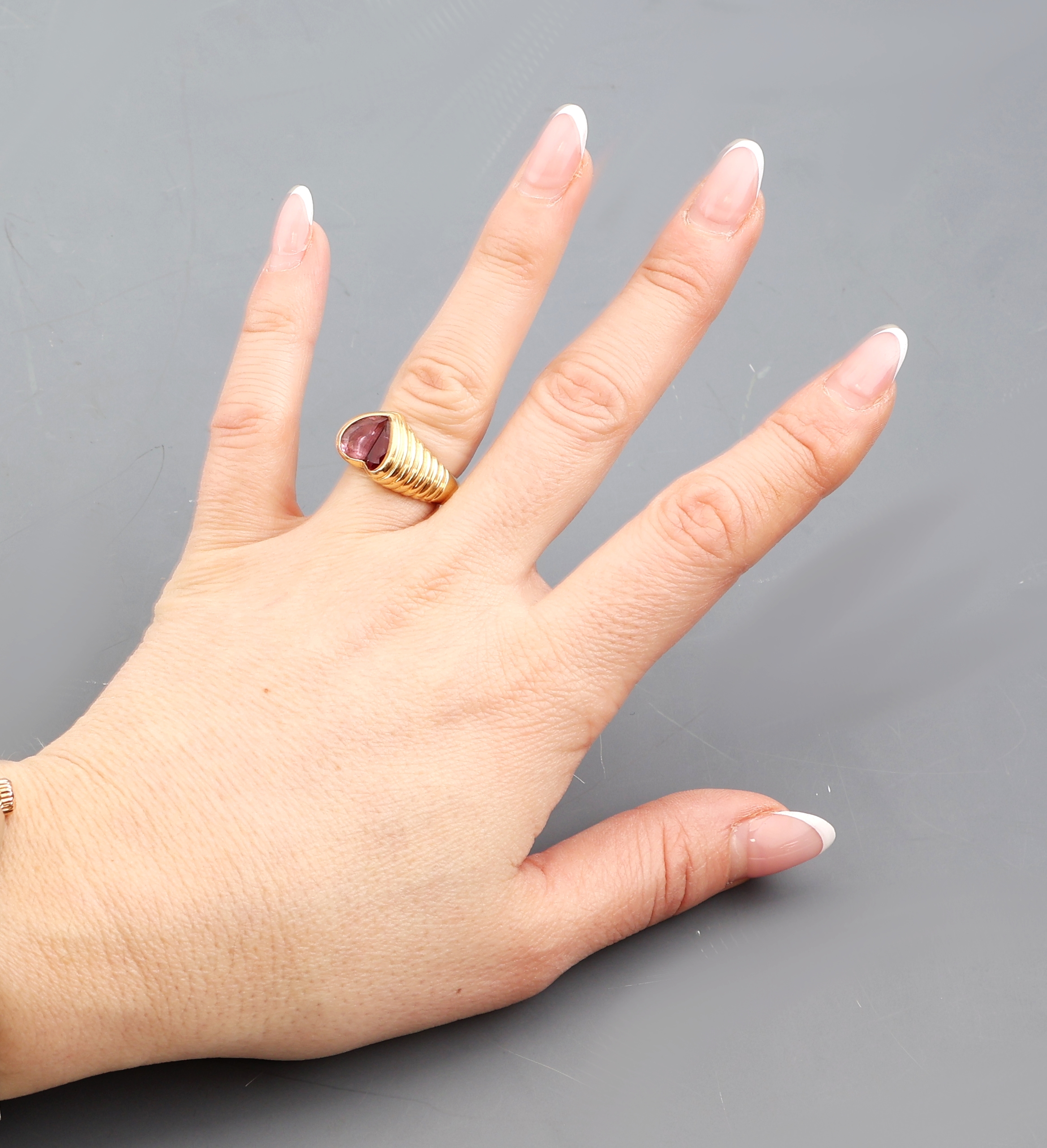 Detail f: 18 kt Gold BULGARI Turmalin-Ring, GG 750/000, facett. Rubellite zus. ca. 2.00 ct, Ringschultern gerillt, RW 51.5, ca. 11.1 g, sign., mit pers. Gravur