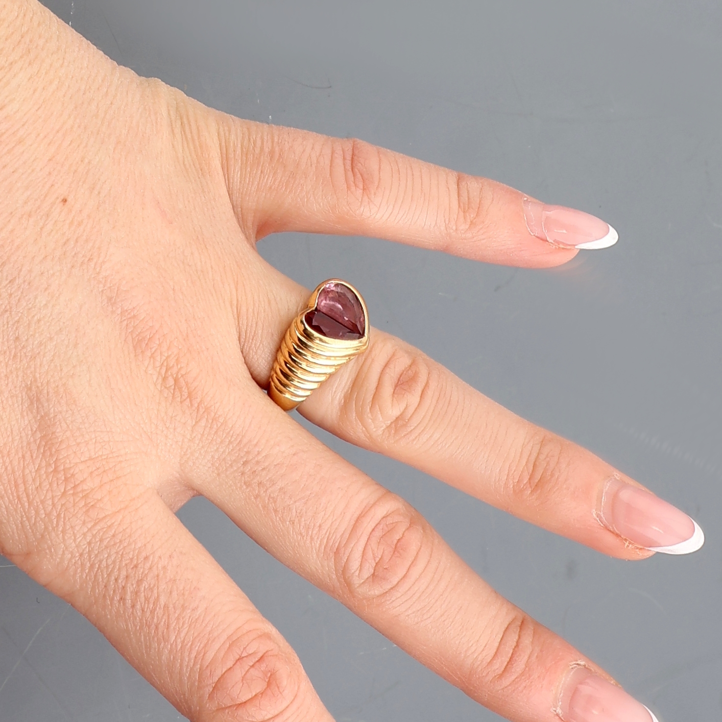 Detail g: 18 kt Gold BULGARI Turmalin-Ring, GG 750/000, facett. Rubellite zus. ca. 2.00 ct, Ringschultern gerillt, RW 51.5, ca. 11.1 g, sign., mit pers. Gravur