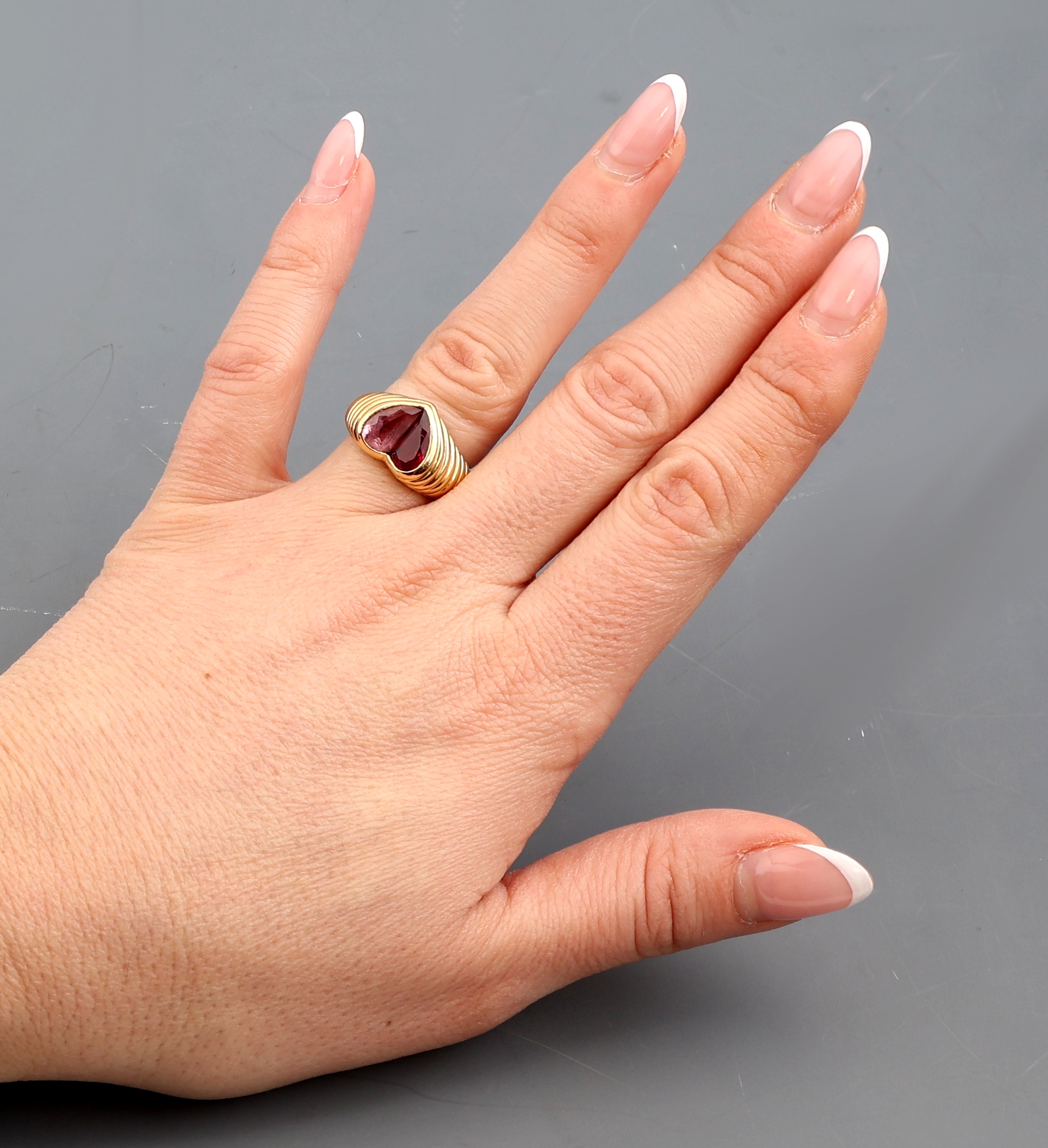 Detail h: 18 kt Gold BULGARI Turmalin-Ring, GG 750/000, facett. Rubellite zus. ca. 2.00 ct, Ringschultern gerillt, RW 51.5, ca. 11.1 g, sign., mit pers. Gravur