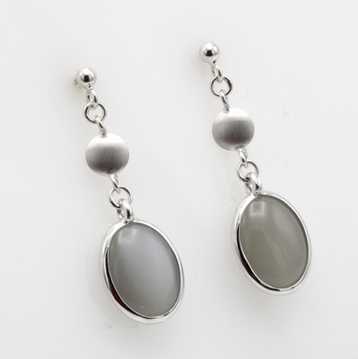 27019676a - Paar Ohrgehänge mit Mondsteinen, WG 585/000,silbergraue Mondsteine Schätzpreis: 700, - ...