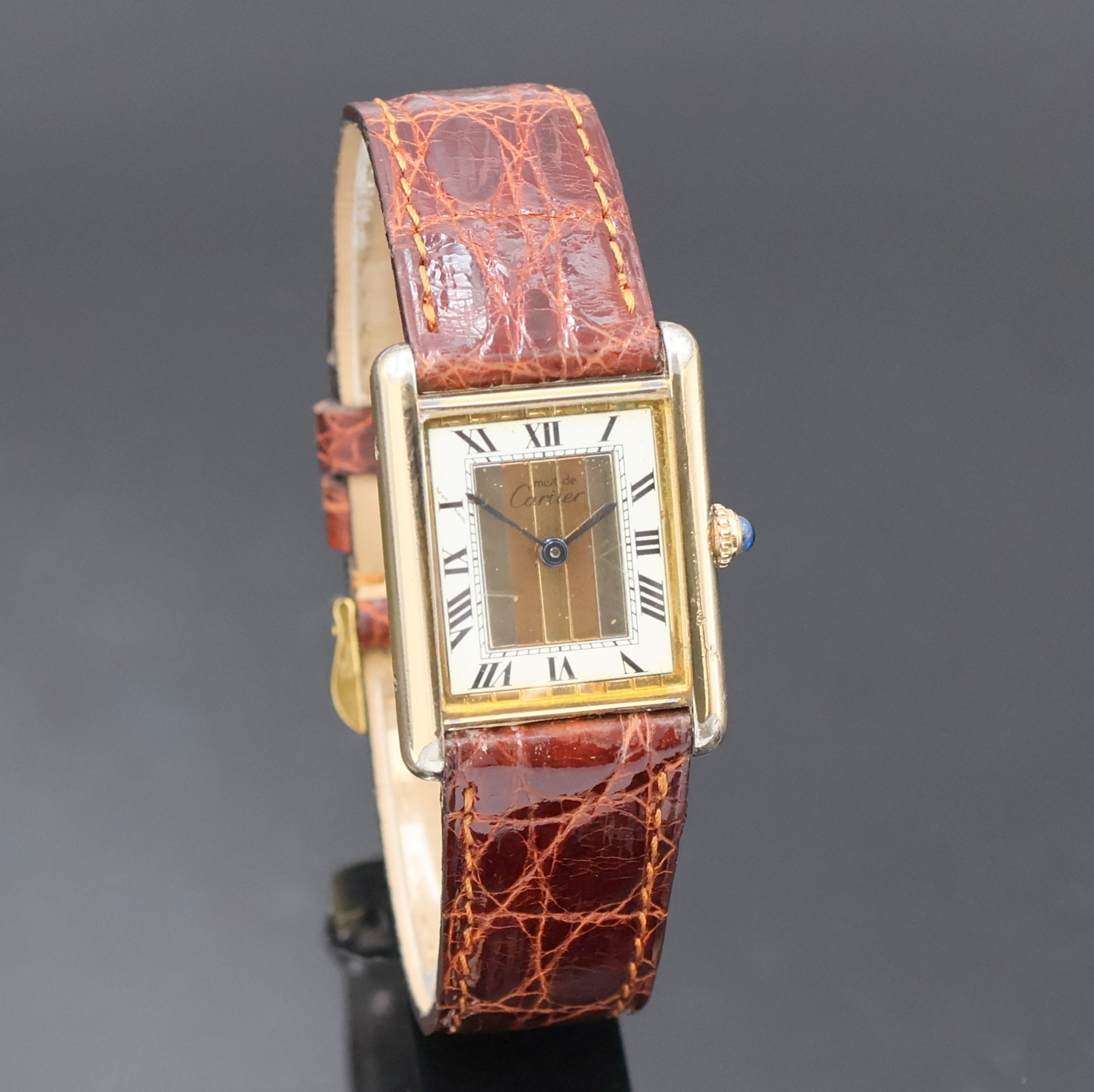 Detail b: CARTIER Vermeil Armbanduhr Referenz 59005, Schweiz um 1990, quarz, verg. Geh. in 925er Silber, Boden 4-fach verschr., Schmuckkrone, orig. Lederband ...