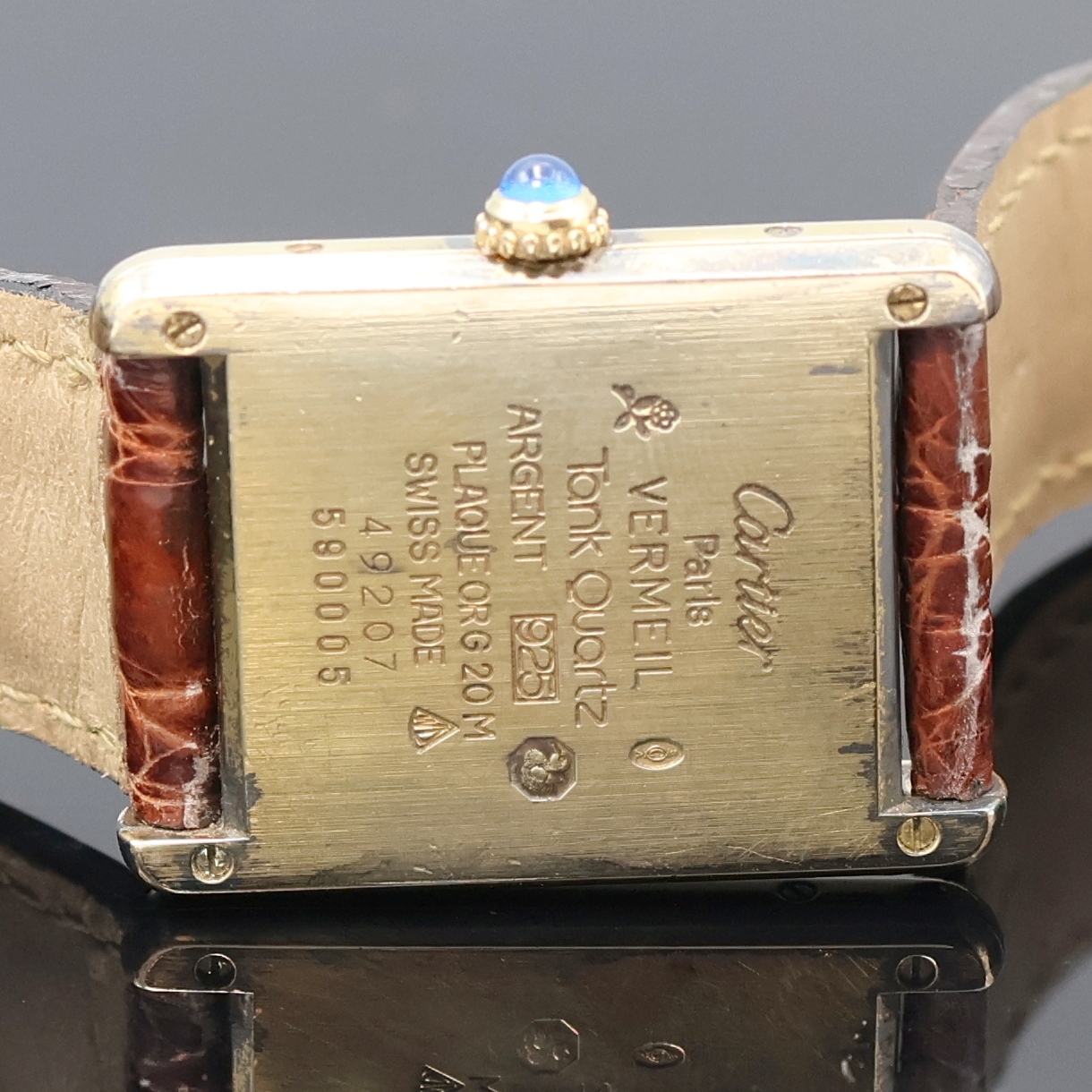 Detail d: CARTIER Vermeil Armbanduhr Referenz 59005, Schweiz um 1990, quarz, verg. Geh. in 925er Silber, Boden 4-fach verschr., Schmuckkrone, orig. Lederband ...