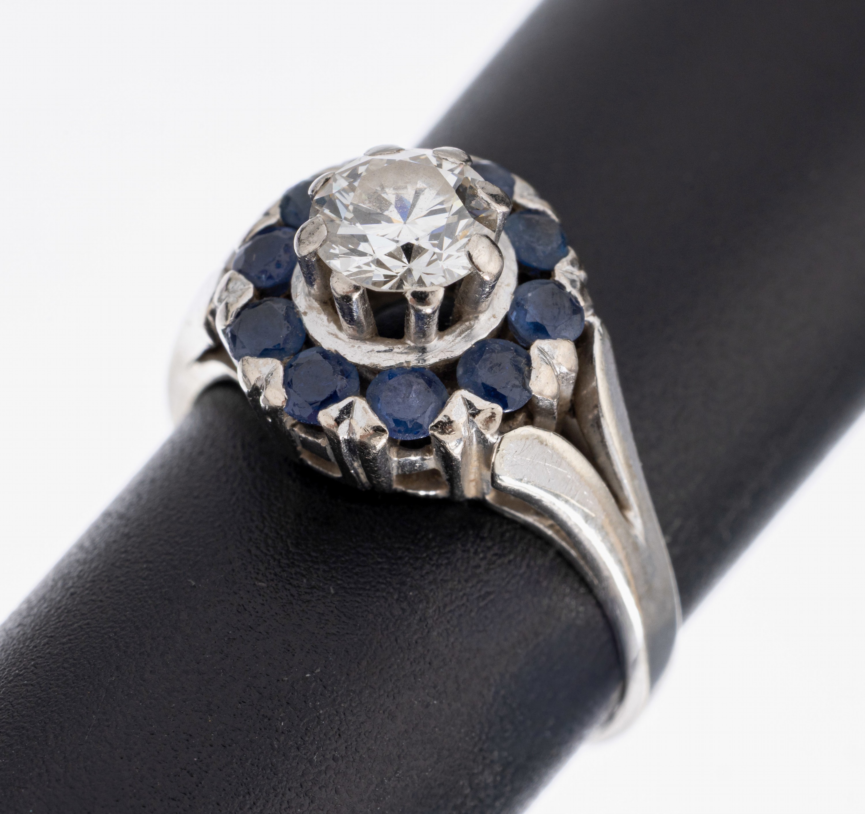 14 kt Gold Brillant-Saphir-Ring, WG 585/000gepr., mittig Brillant ca. 0.75 ct Weiß/si, umgeben von 10 rundfacett. Saphiren zus. ca. 0.50 ct, RW 55, ...