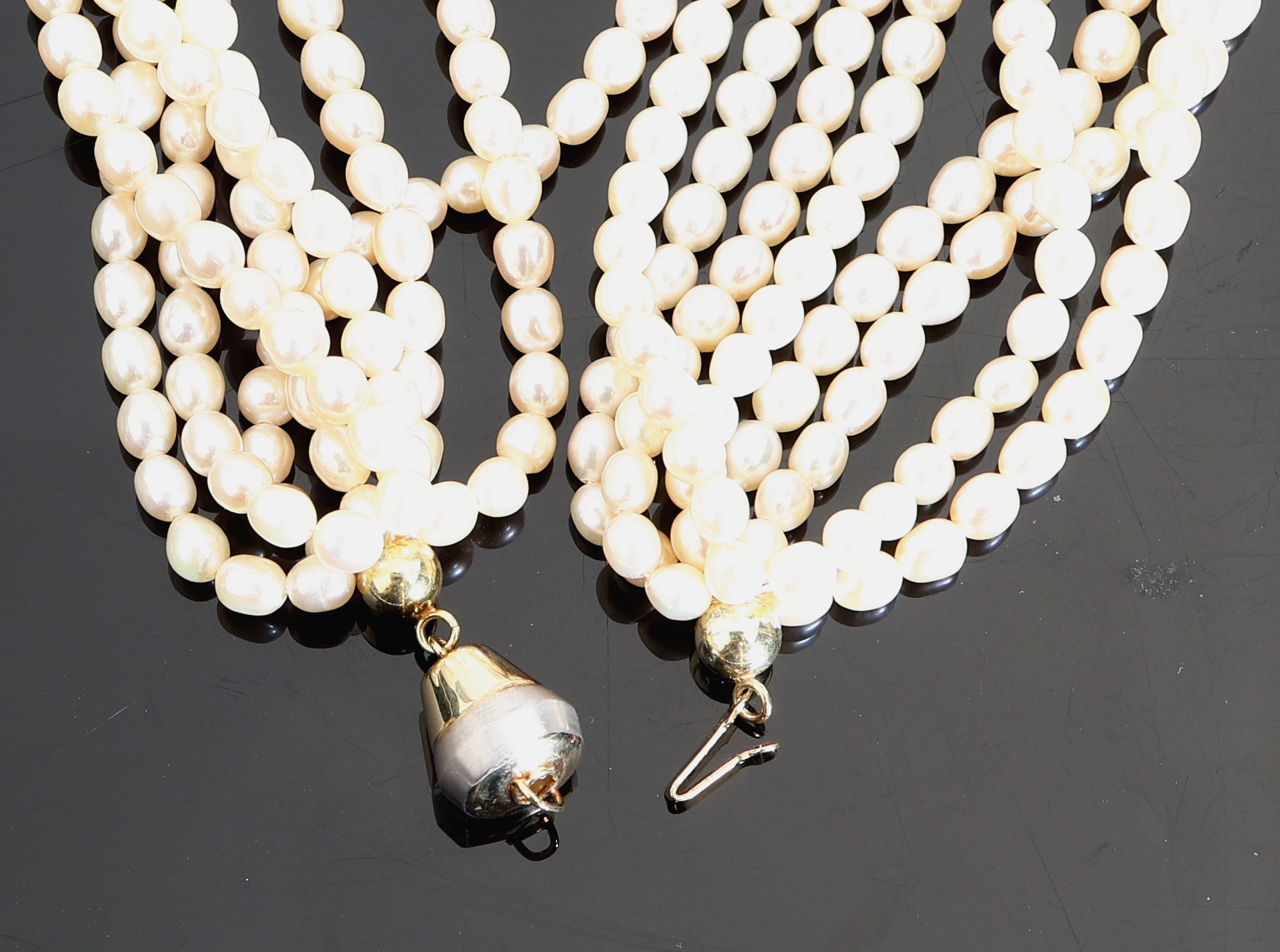Detail a: Zuchtperl-Collier mit 14 kt Gold Schließe, GG/WG 585/000, 8-rhg. champagnerfarb. ovale Zuchtperlen, D. ca. 4-5 mm,,L. ca. 60 cm