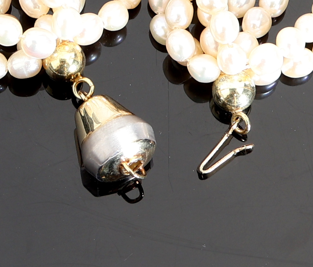 Detail b: Zuchtperl-Collier mit 14 kt Gold Schließe, GG/WG 585/000, 8-rhg. champagnerfarb. ovale Zuchtperlen, D. ca. 4-5 mm,,L. ca. 60 cm