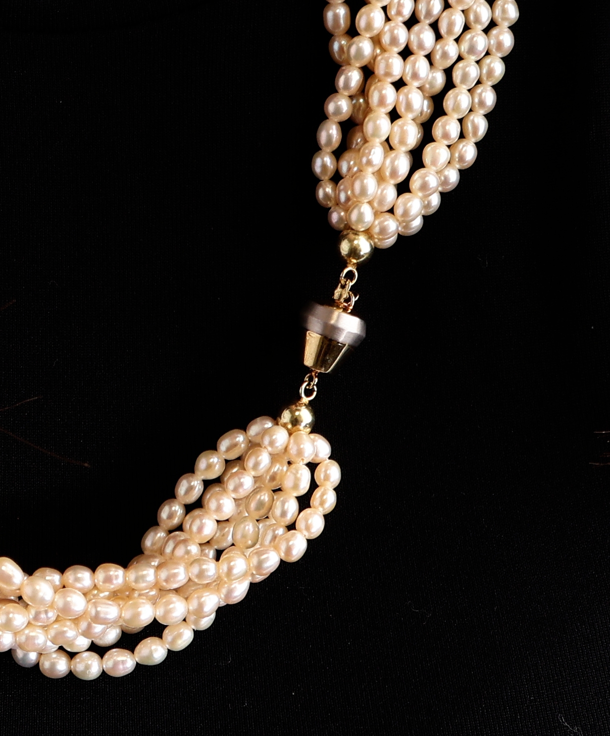 Detail e: Zuchtperl-Collier mit 14 kt Gold Schließe, GG/WG 585/000, 8-rhg. champagnerfarb. ovale Zuchtperlen, D. ca. 4-5 mm,,L. ca. 60 cm