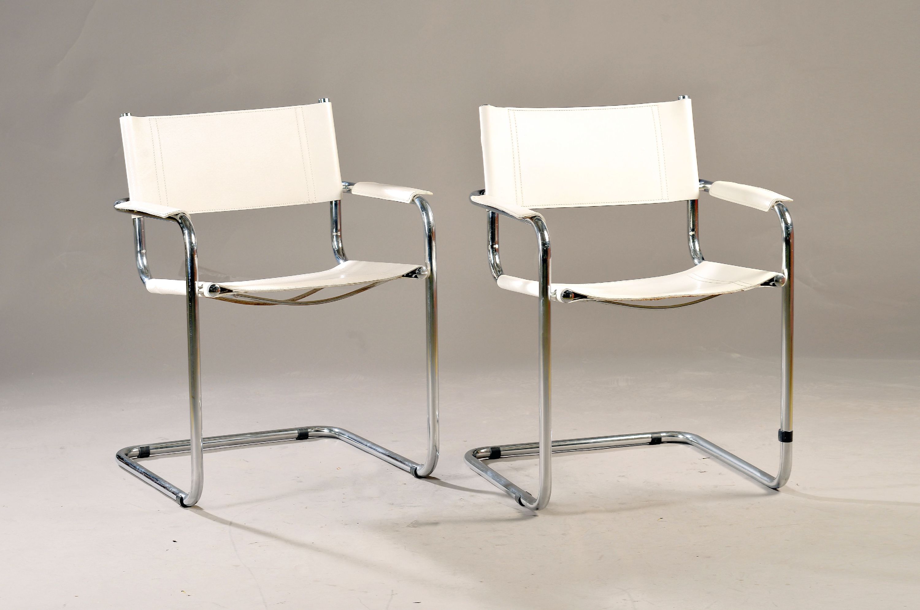 Zwei Freischwinger Stühle, Entw. Mart Stam 1925, Modell 34, mit Stahlrohrrahmen verchromt, Sitzfläche und Rückenlehne aus weißem Leder, ...