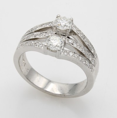 27019716a - Ring mit Brillanten, WG 750/000, Brill. u. 2 Solitäre zus. ca. 0.92 ct feines Weiß/vs, ...