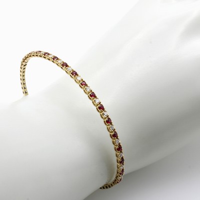 27019720a - Armreif mit Brillanten und Rubinen, GG 585/ 000, l. bewegl. gearbeitet, Brill. zus. ca. ...