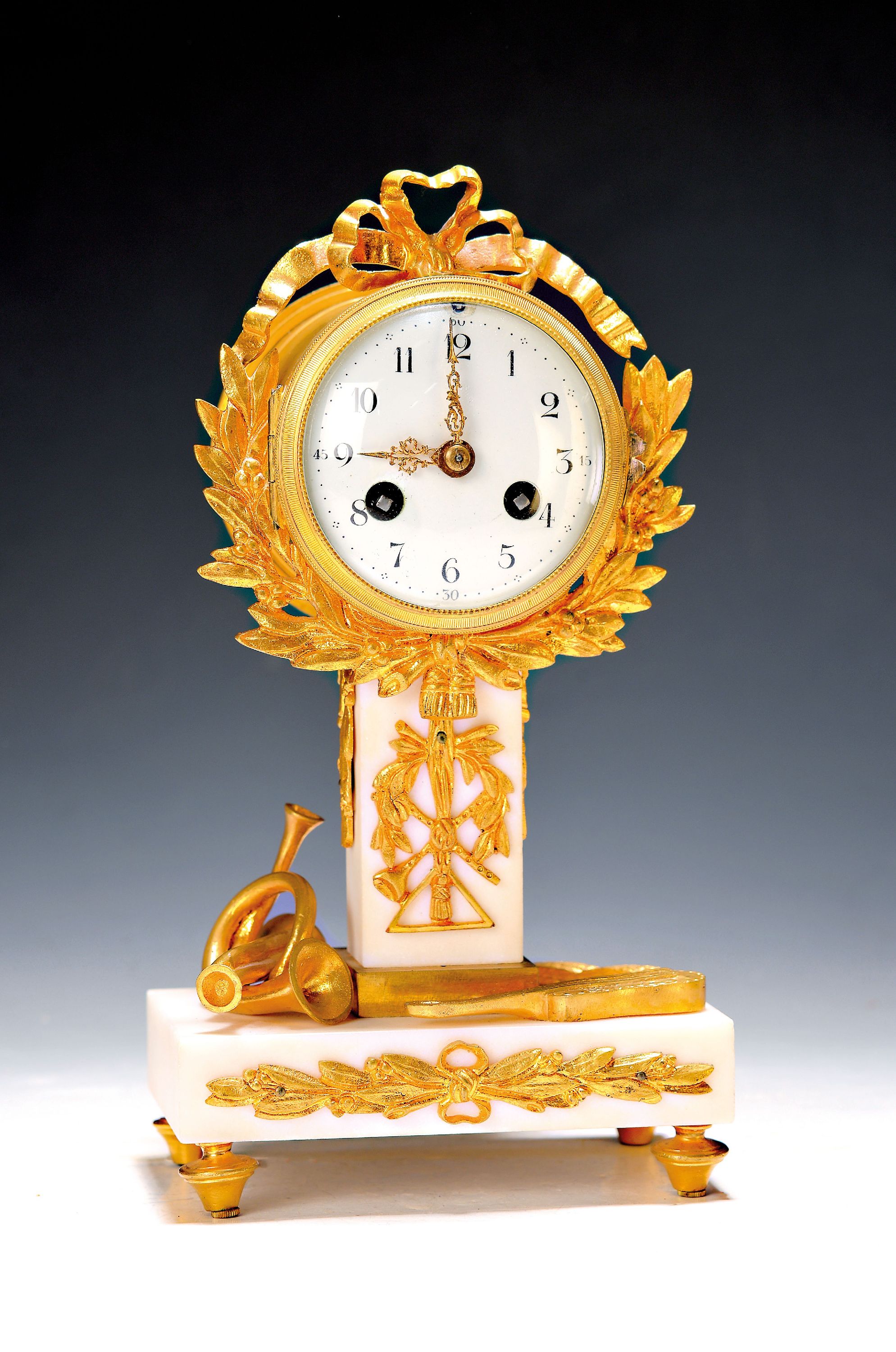 Image 27019841 - Kleine Pendule, Frankreich um 1860, weisser Marmor, auf Sockel Musikinstrumente ( 1 ...