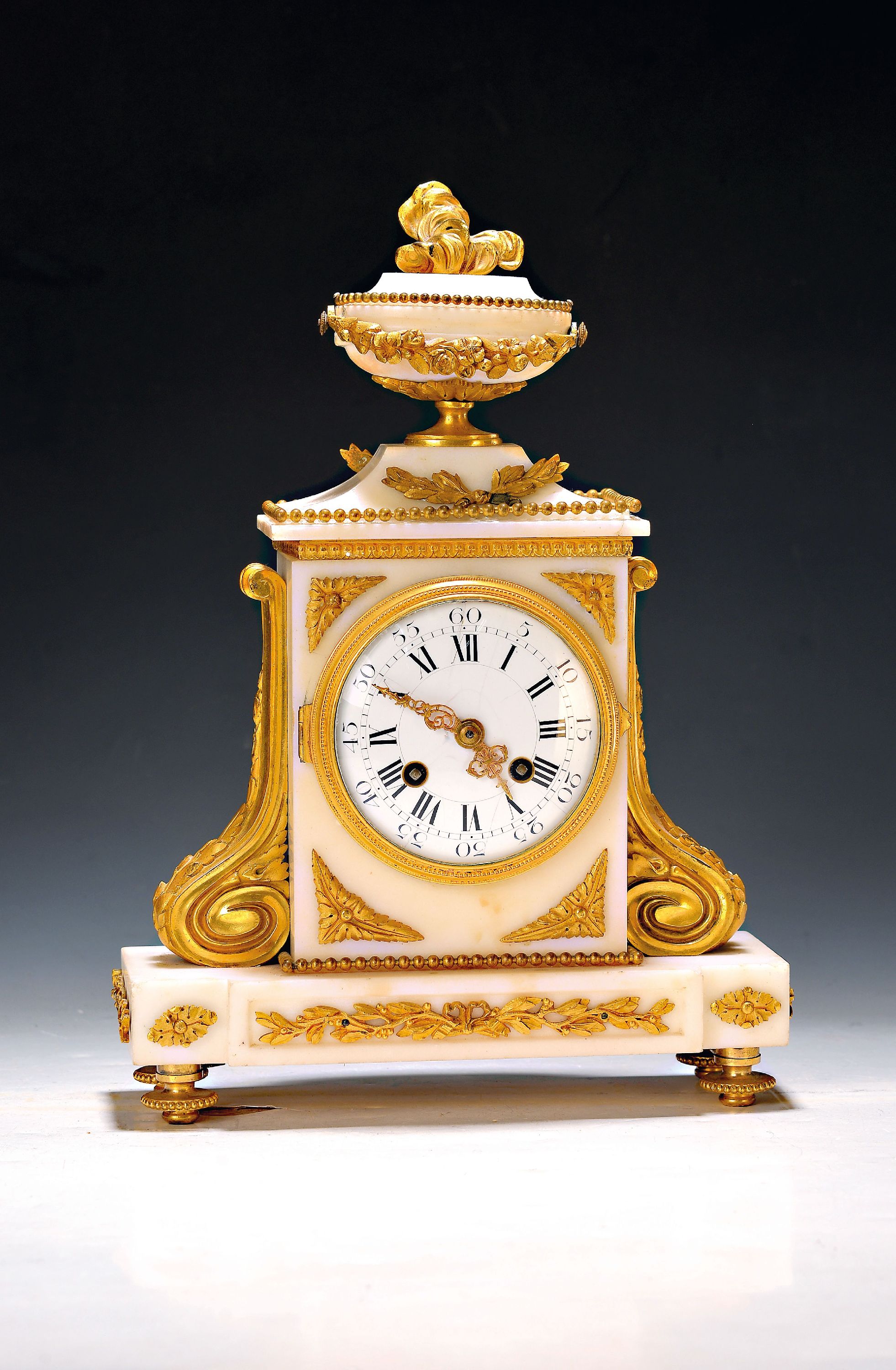 Pendule, Frankreich um 1900, weißer Marmor, Uhr flankiert von Blattvoluten, mehrfacher Perlleistendekor, Glasdeckel vo. und hi., Emailzifferblatt ...