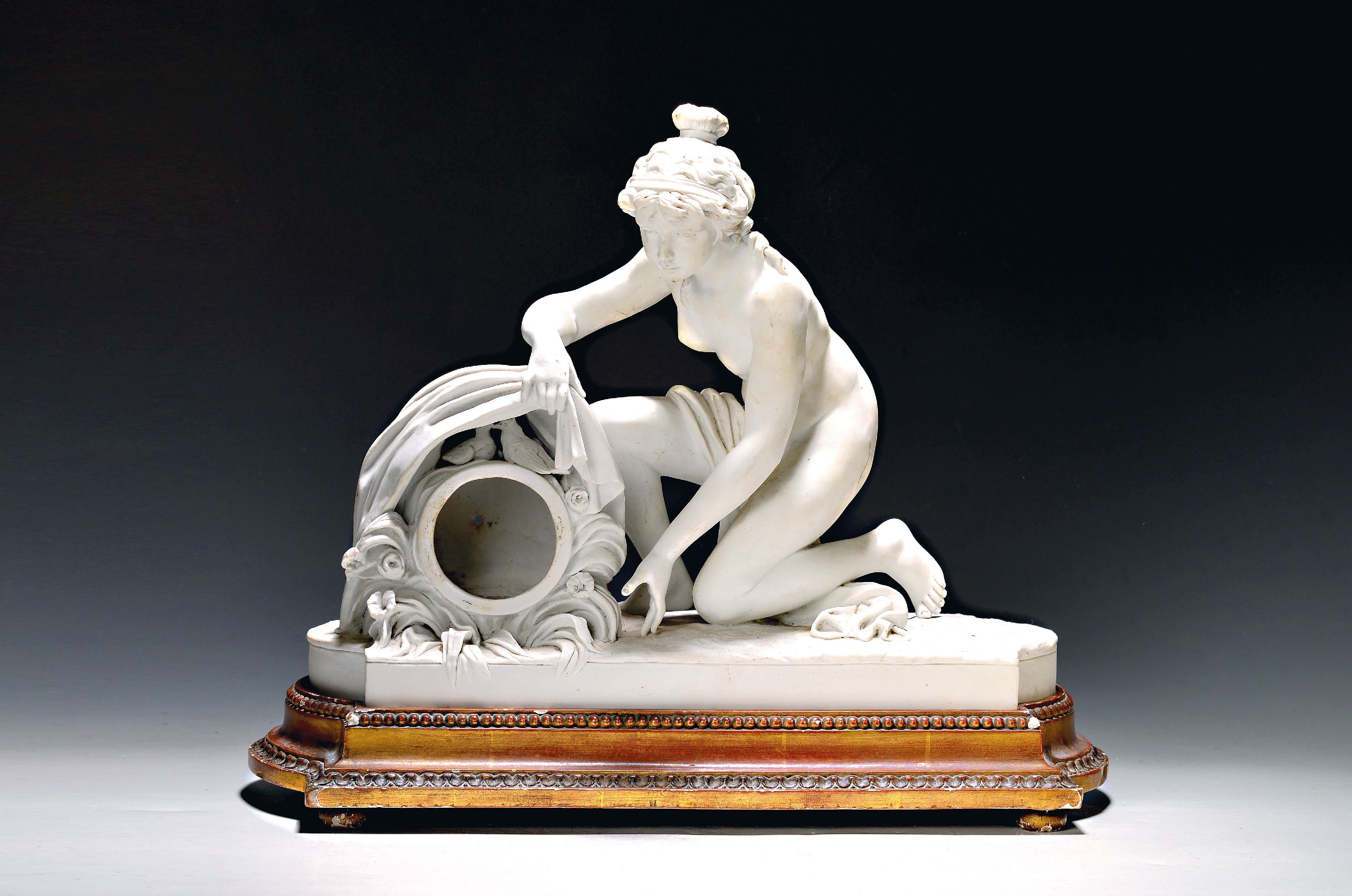 Image 27019848 - Uhrengehäuse, Sevres-Stil, 19. Jh., Biskuitporzellan, Frauenakt mit Tuch, am Boden ...