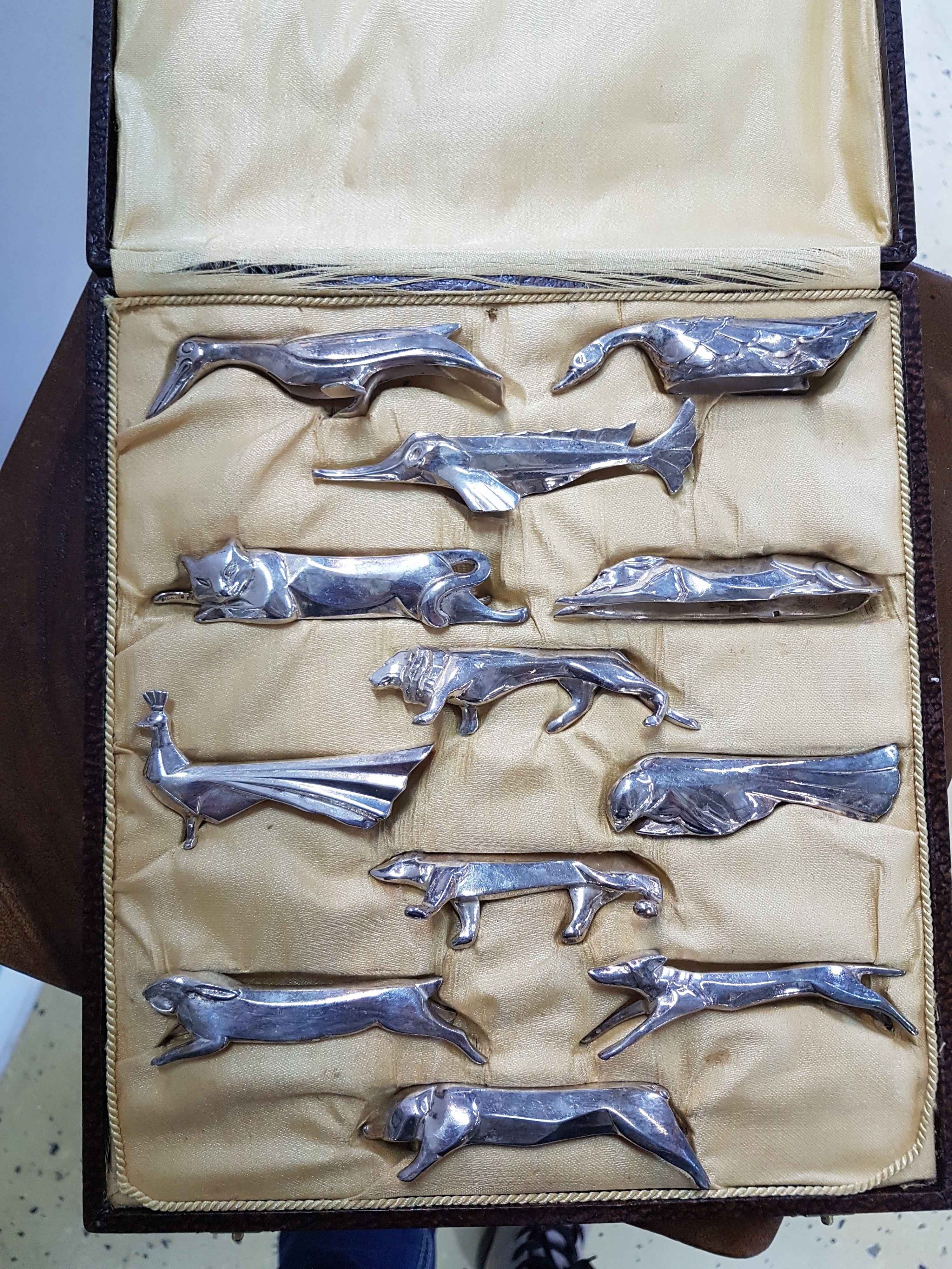 Detail a: 12 Messerbänkchen, Gallia, 20er Jahre, Metall versilbert, versch. Tiere, Art Deco, im orig. Etui, ca. 9-10 cm, l. Gebr.spuren