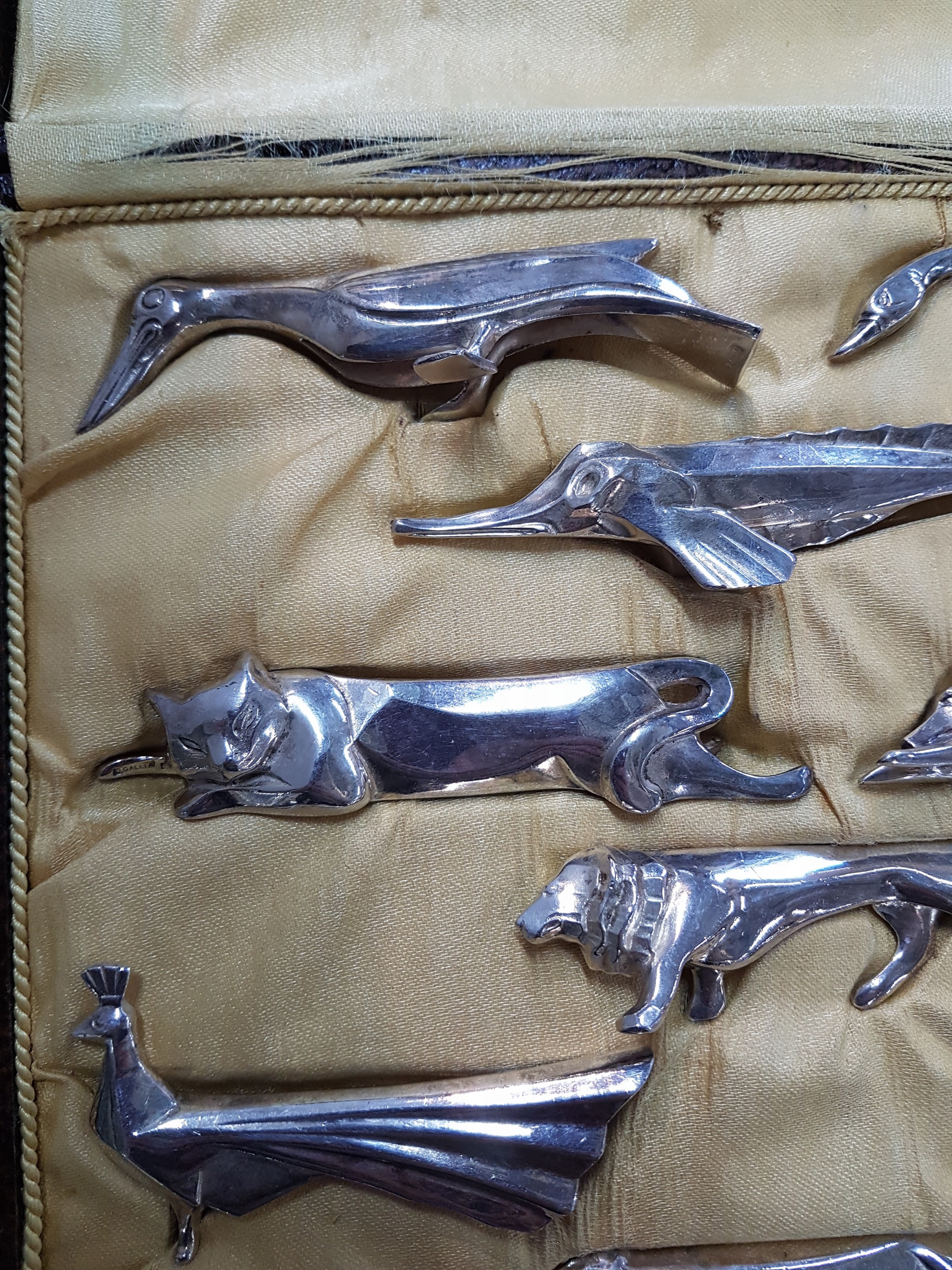 Detail b: 12 Messerbänkchen, Gallia, 20er Jahre, Metall versilbert, versch. Tiere, Art Deco, im orig. Etui, ca. 9-10 cm, l. Gebr.spuren
