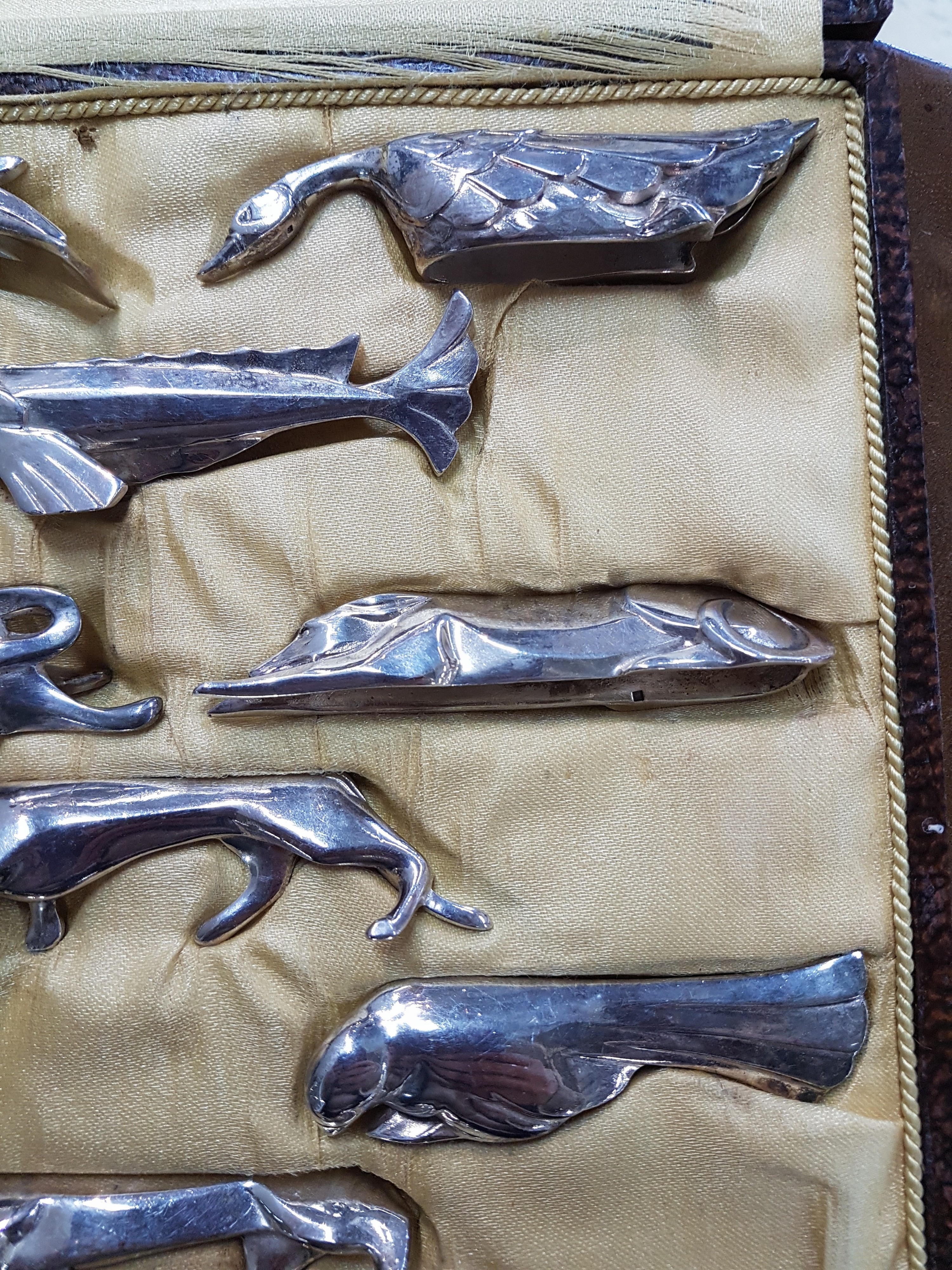 Detail c: 12 Messerbänkchen, Gallia, 20er Jahre, Metall versilbert, versch. Tiere, Art Deco, im orig. Etui, ca. 9-10 cm, l. Gebr.spuren