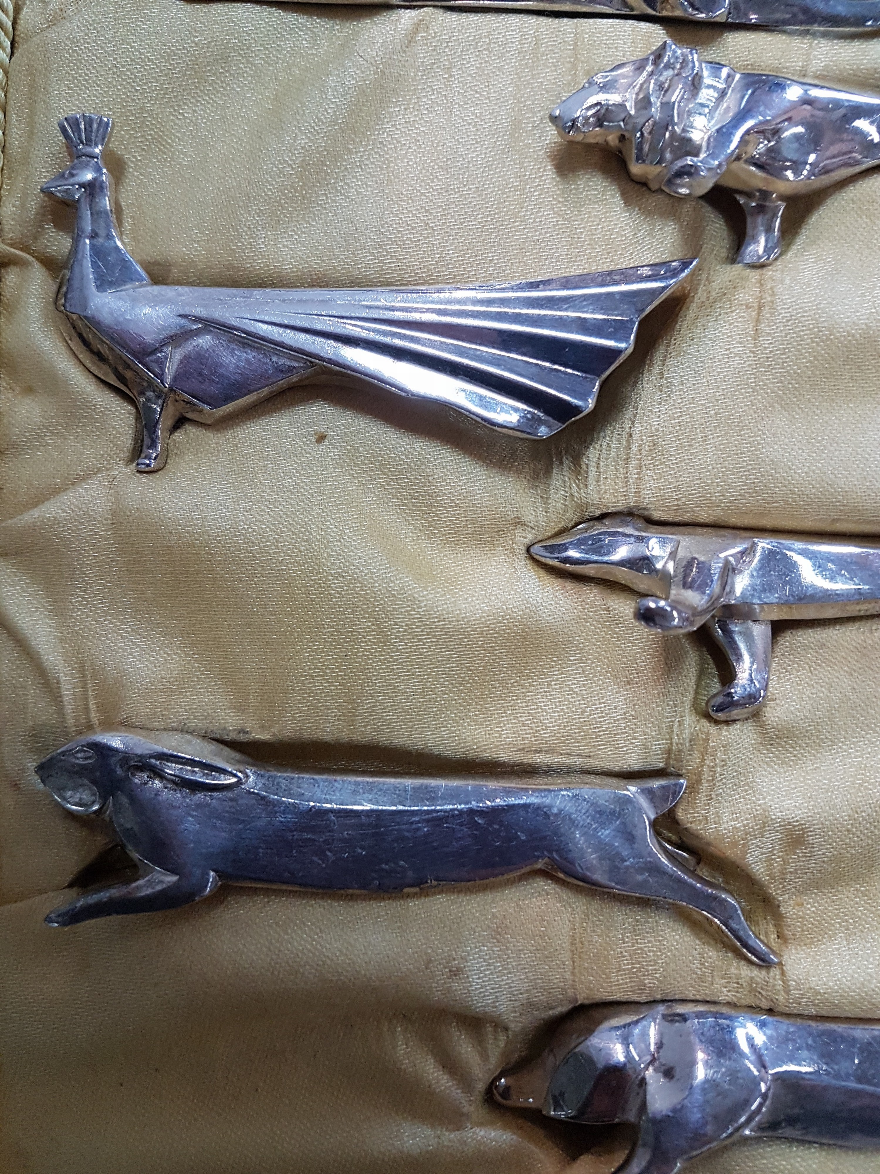 Detail d: 12 Messerbänkchen, Gallia, 20er Jahre, Metall versilbert, versch. Tiere, Art Deco, im orig. Etui, ca. 9-10 cm, l. Gebr.spuren