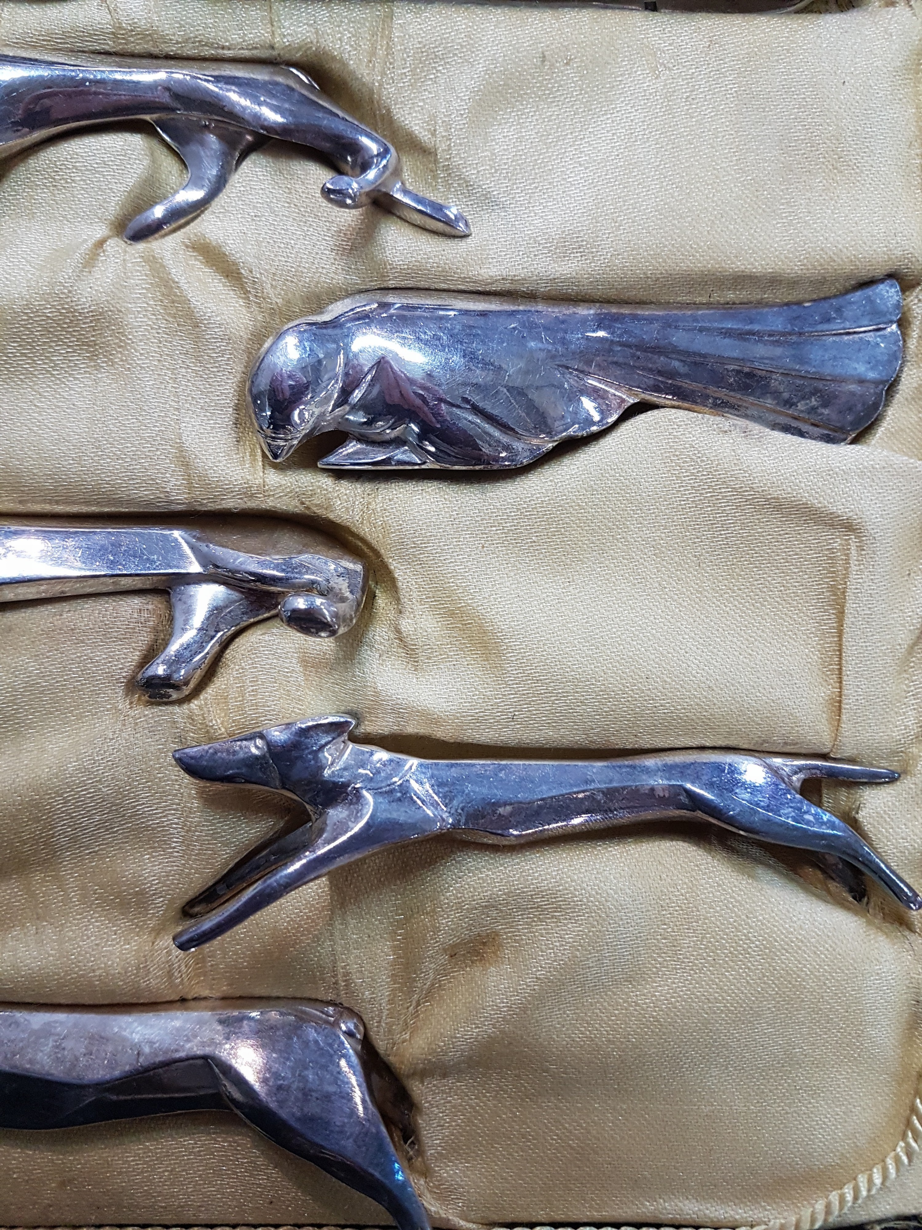 Detail e: 12 Messerbänkchen, Gallia, 20er Jahre, Metall versilbert, versch. Tiere, Art Deco, im orig. Etui, ca. 9-10 cm, l. Gebr.spuren