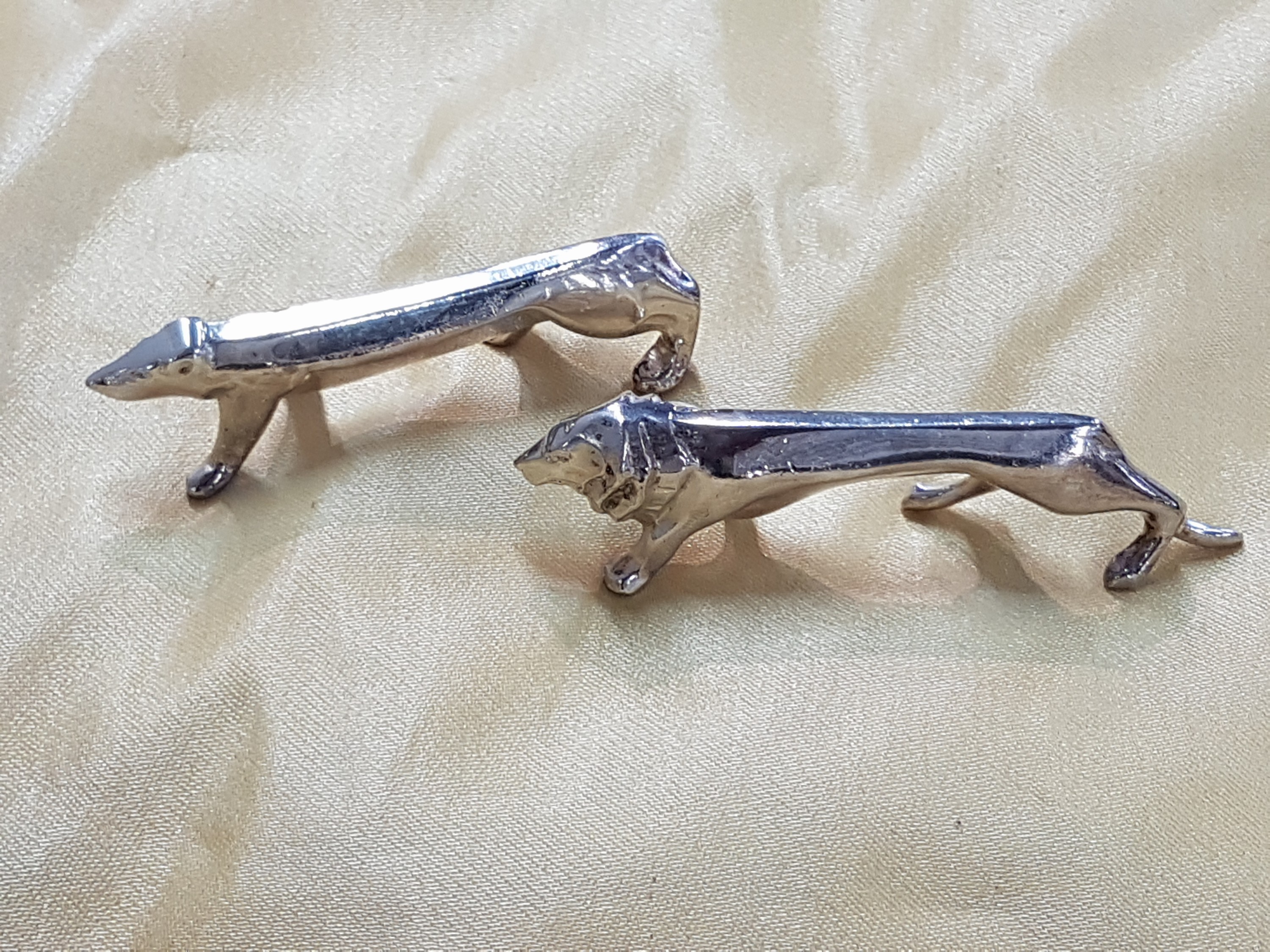 Detail l: 12 Messerbänkchen, Gallia, 20er Jahre, Metall versilbert, versch. Tiere, Art Deco, im orig. Etui, ca. 9-10 cm, l. Gebr.spuren