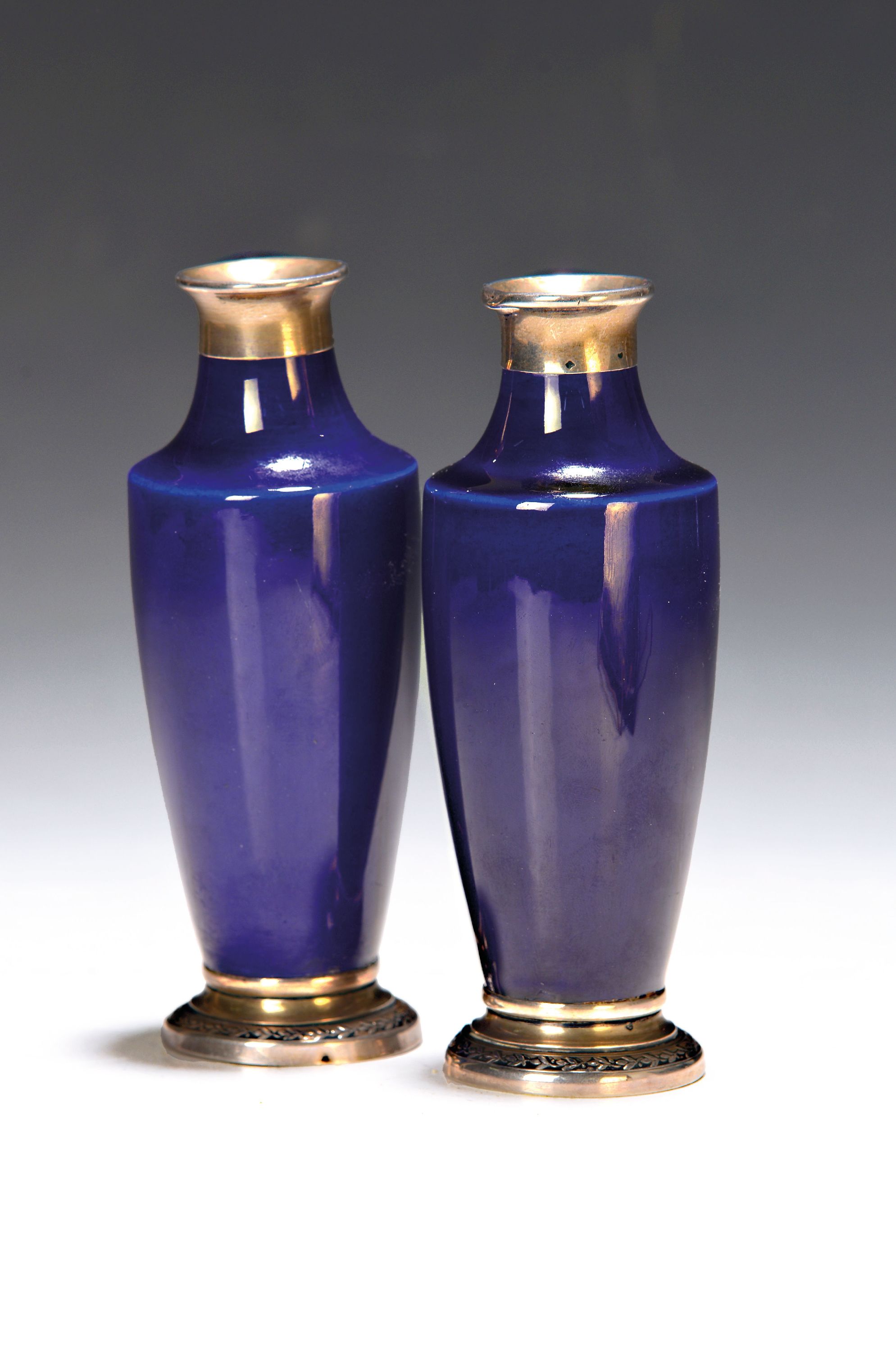 Image 27019850 - Vasenpaar, Sevres, um 1900, Porzellankorpus blau glasiert, Fuß und Hals mit ...