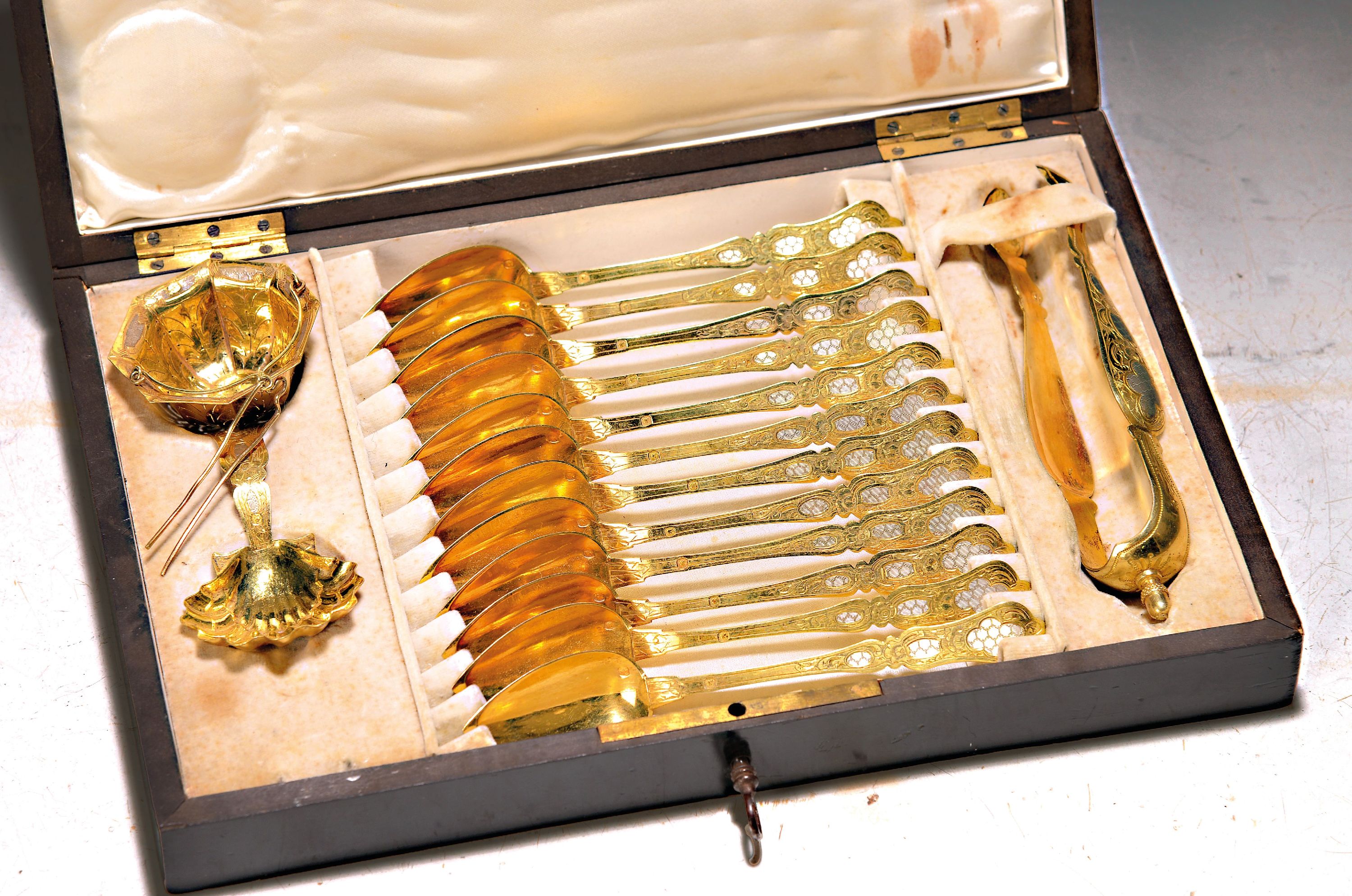 Image 27019852 - Tee-Besteck/Silberbesteck für Tee, Frankreich, um 1830/40, Silber vergoldet, Teesieb, ...