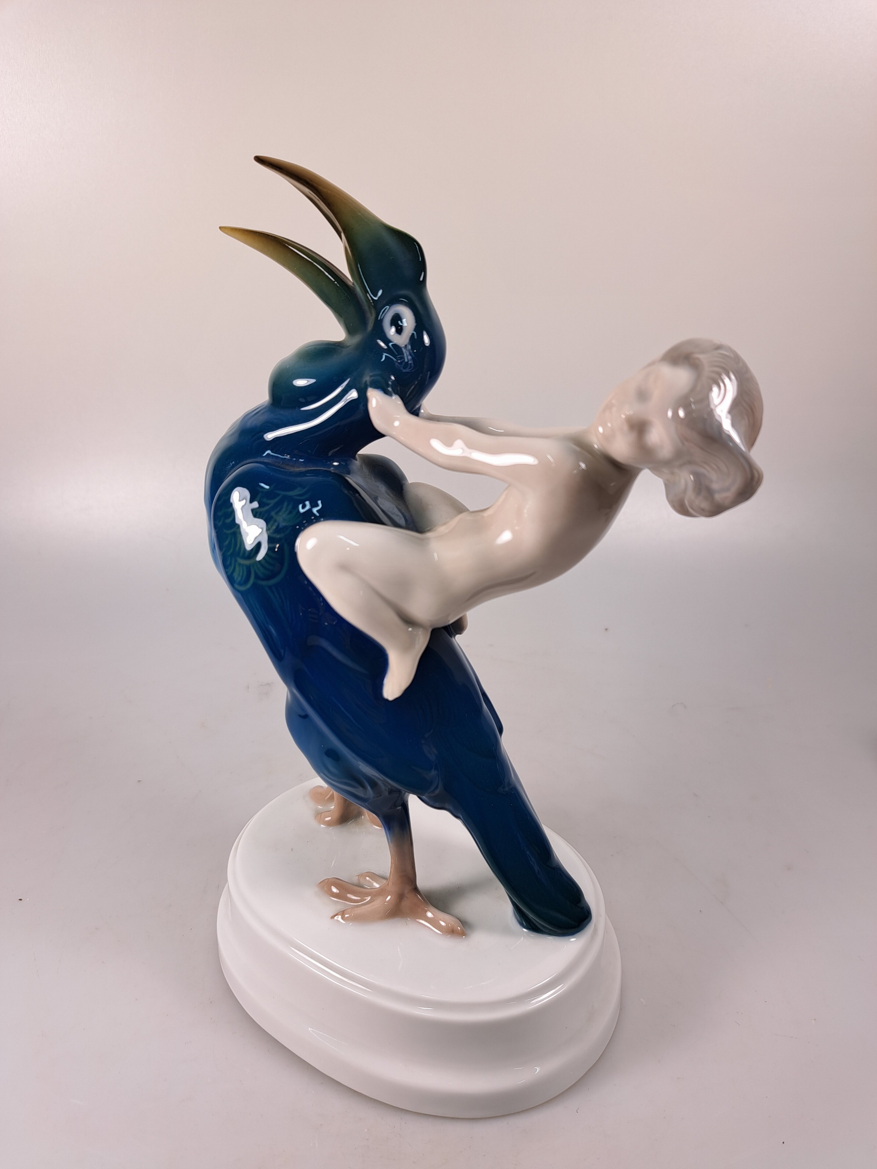 Detail a: Zwei Rosenthal-Figuren, Entwurf Ferdinand Liebermann, Hohe Schule, 1914/18, K 41, Unterglasurbemalung, H. ca.23 cm, sign. u. sitzender Pfau, Entw. ...