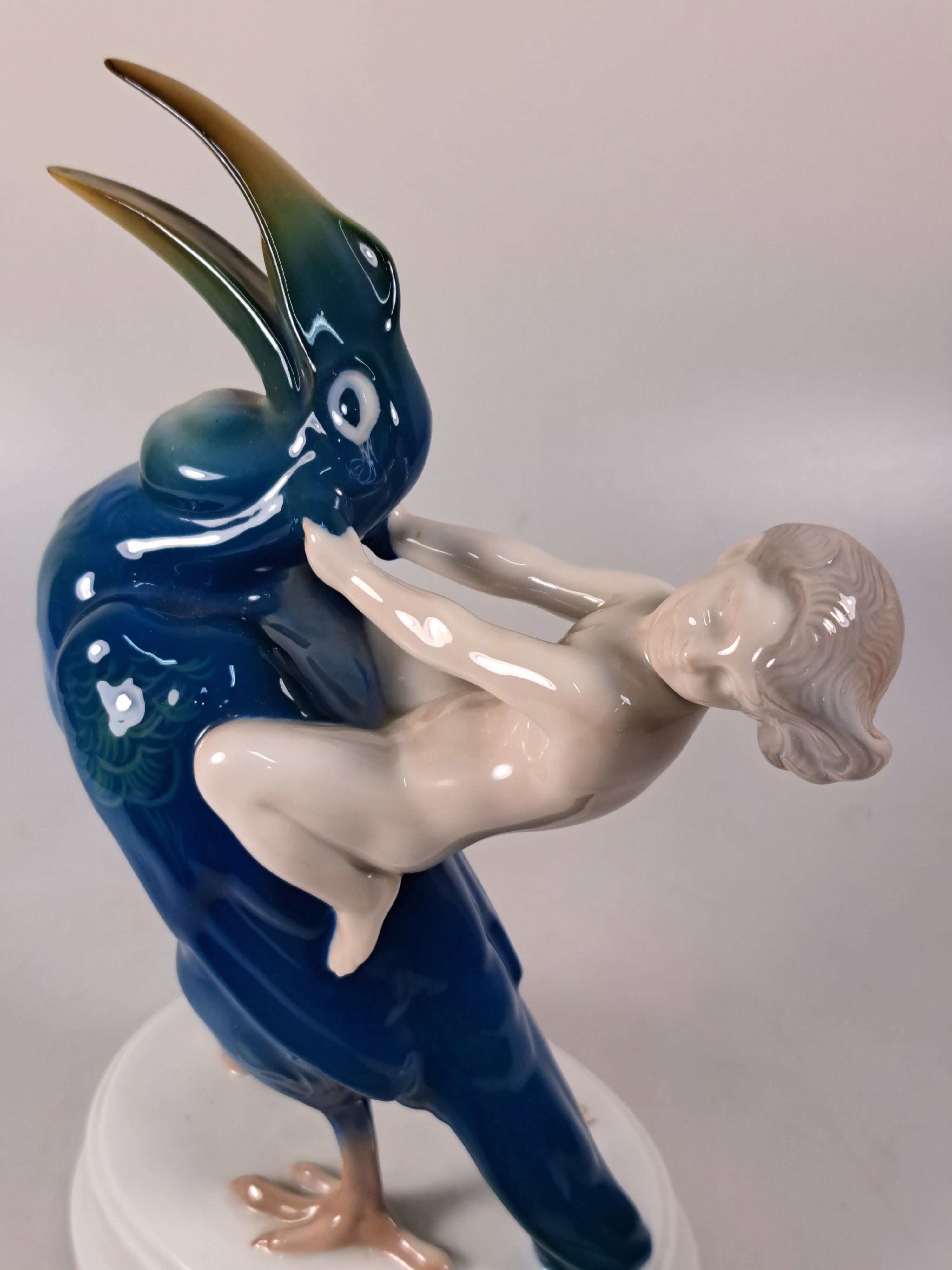 Detail b: Zwei Rosenthal-Figuren, Entwurf Ferdinand Liebermann, Hohe Schule, 1914/18, K 41, Unterglasurbemalung, H. ca.23 cm, sign. u. sitzender Pfau, Entw. ...