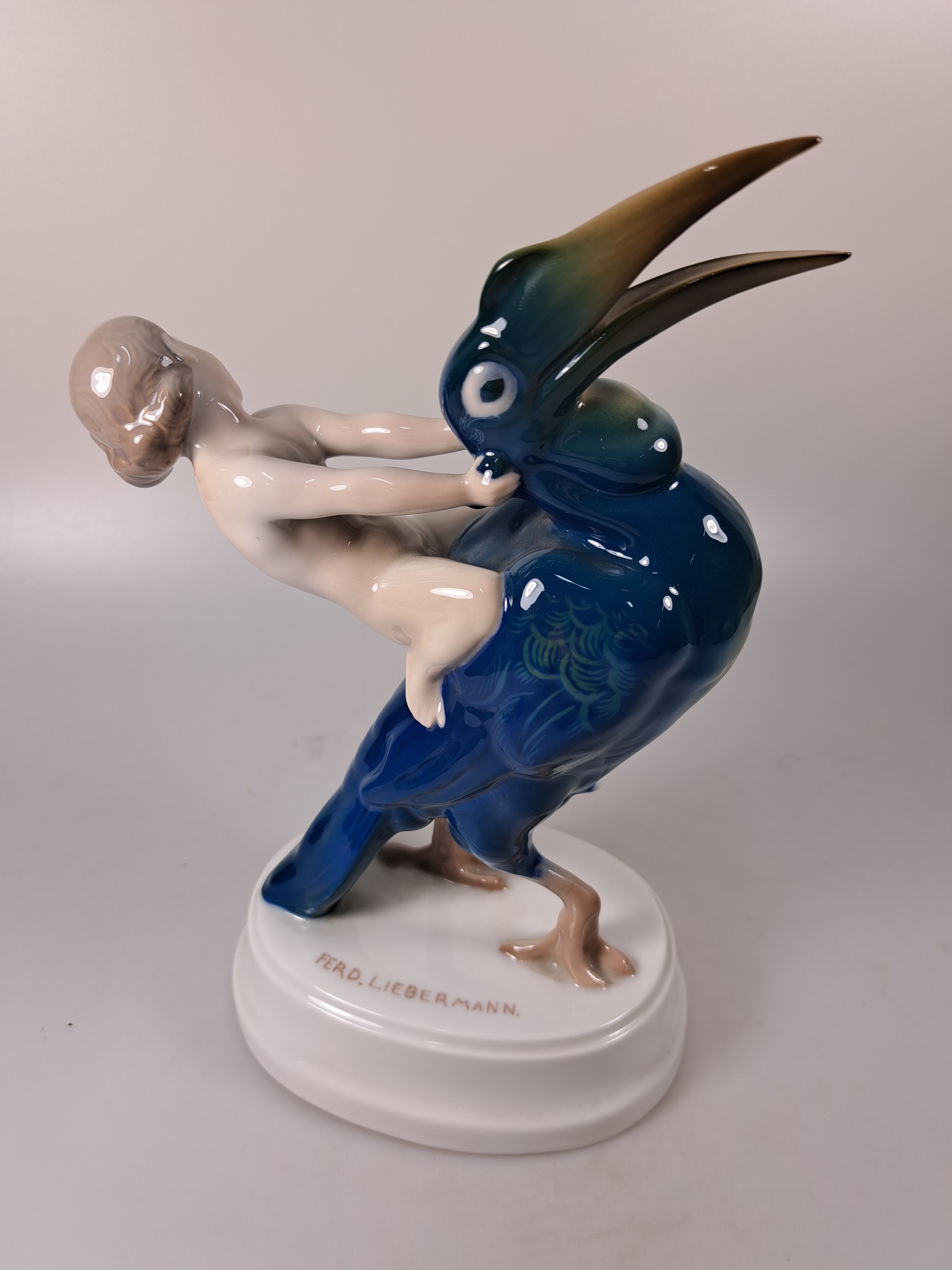 Detail c: Zwei Rosenthal-Figuren, Entwurf Ferdinand Liebermann, Hohe Schule, 1914/18, K 41, Unterglasurbemalung, H. ca.23 cm, sign. u. sitzender Pfau, Entw. ...