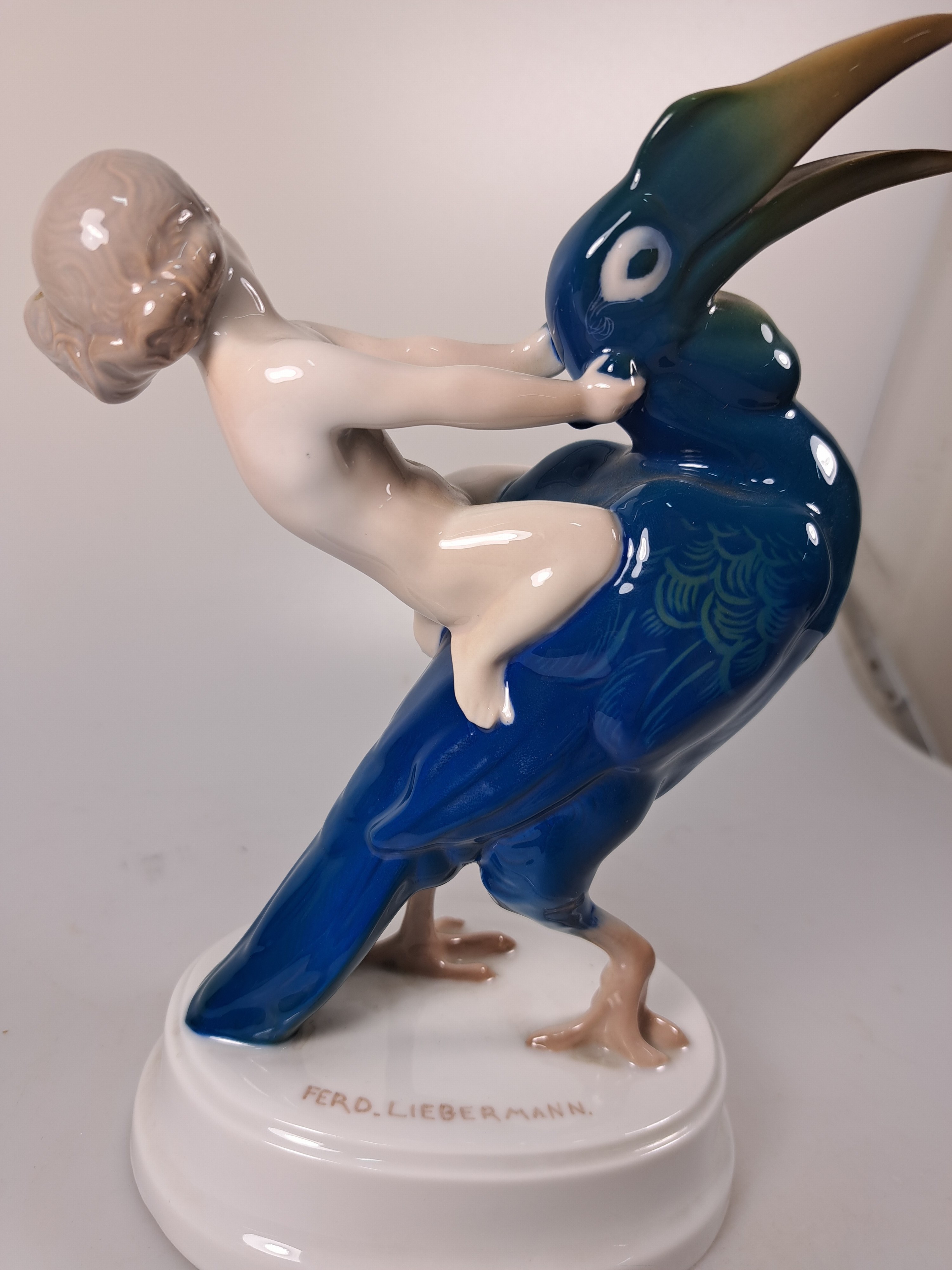 Detail d: Zwei Rosenthal-Figuren, Entwurf Ferdinand Liebermann, Hohe Schule, 1914/18, K 41, Unterglasurbemalung, H. ca.23 cm, sign. u. sitzender Pfau, Entw. ...