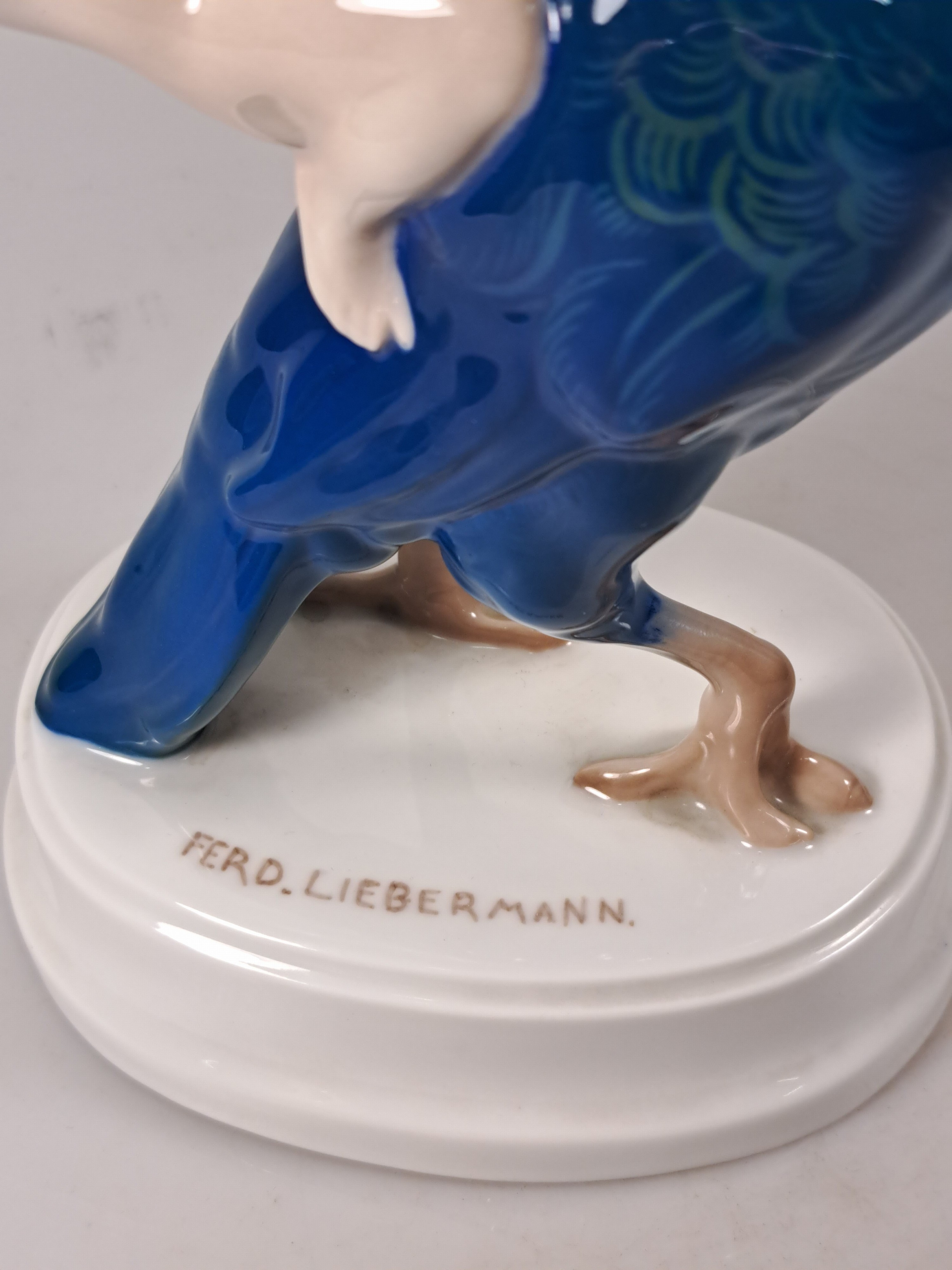 Detail e: Zwei Rosenthal-Figuren, Entwurf Ferdinand Liebermann, Hohe Schule, 1914/18, K 41, Unterglasurbemalung, H. ca.23 cm, sign. u. sitzender Pfau, Entw. ...