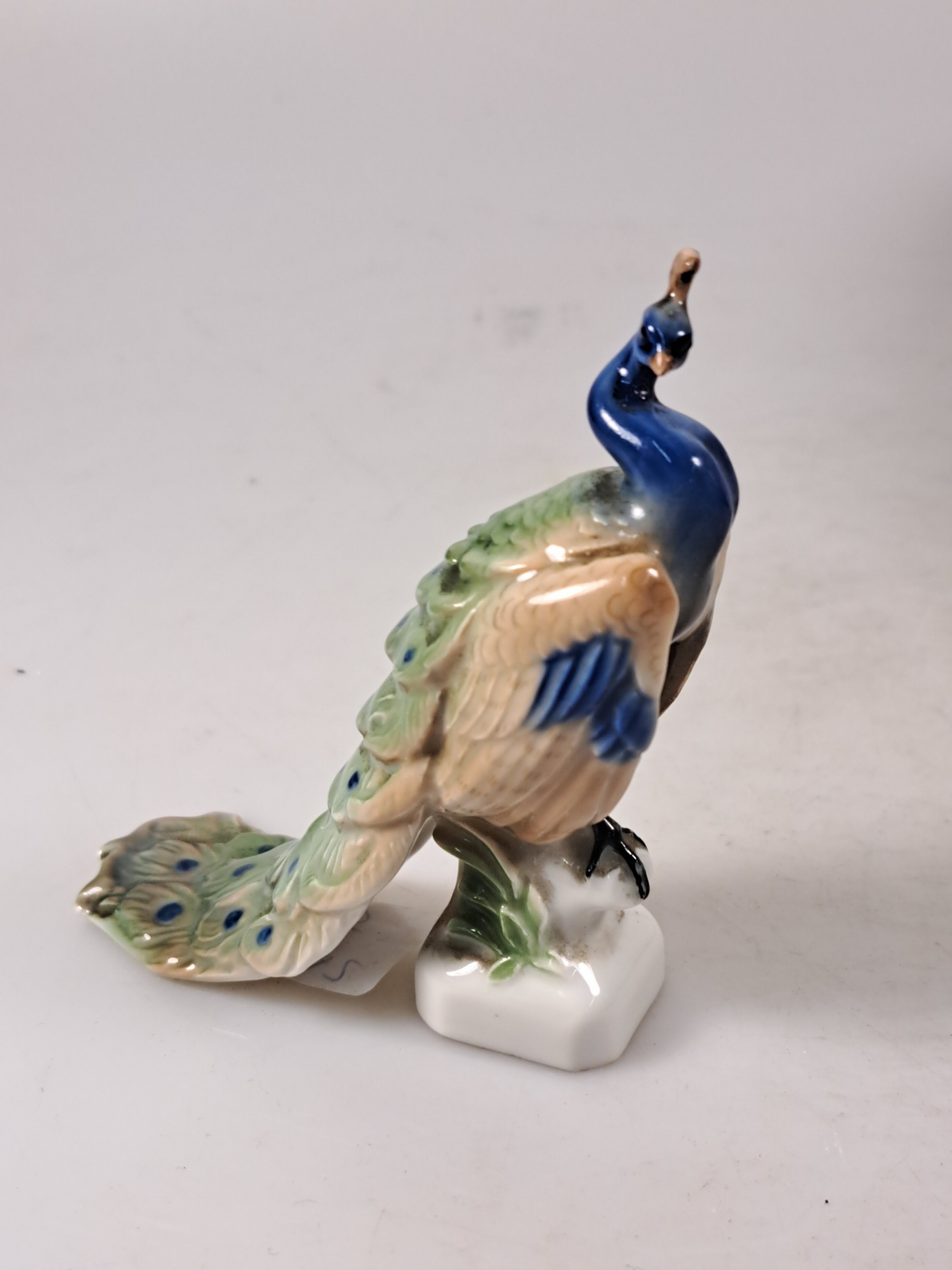 Detail g: Zwei Rosenthal-Figuren, Entwurf Ferdinand Liebermann, Hohe Schule, 1914/18, K 41, Unterglasurbemalung, H. ca.23 cm, sign. u. sitzender Pfau, Entw. ...