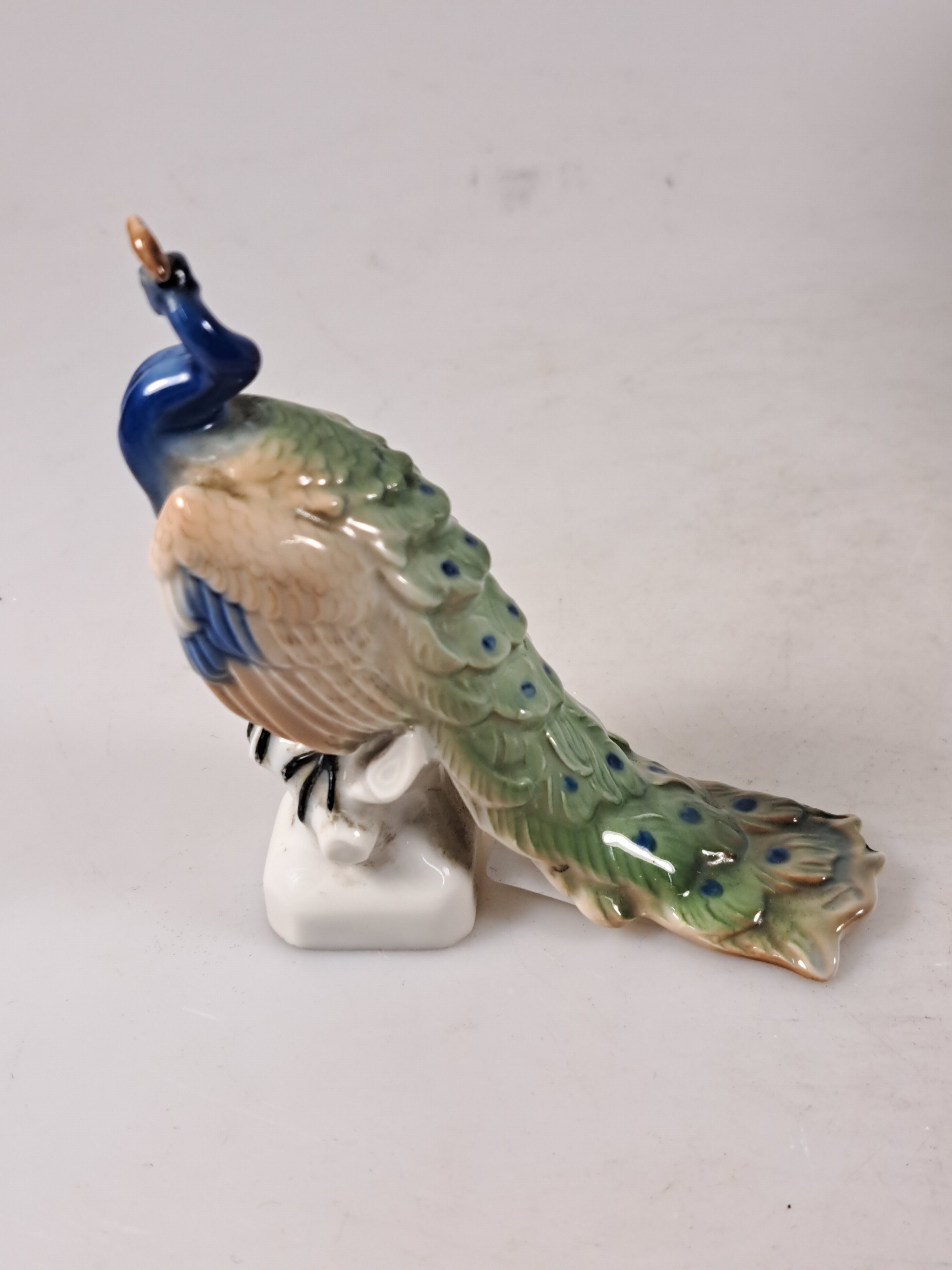 Detail h: Zwei Rosenthal-Figuren, Entwurf Ferdinand Liebermann, Hohe Schule, 1914/18, K 41, Unterglasurbemalung, H. ca.23 cm, sign. u. sitzender Pfau, Entw. ...