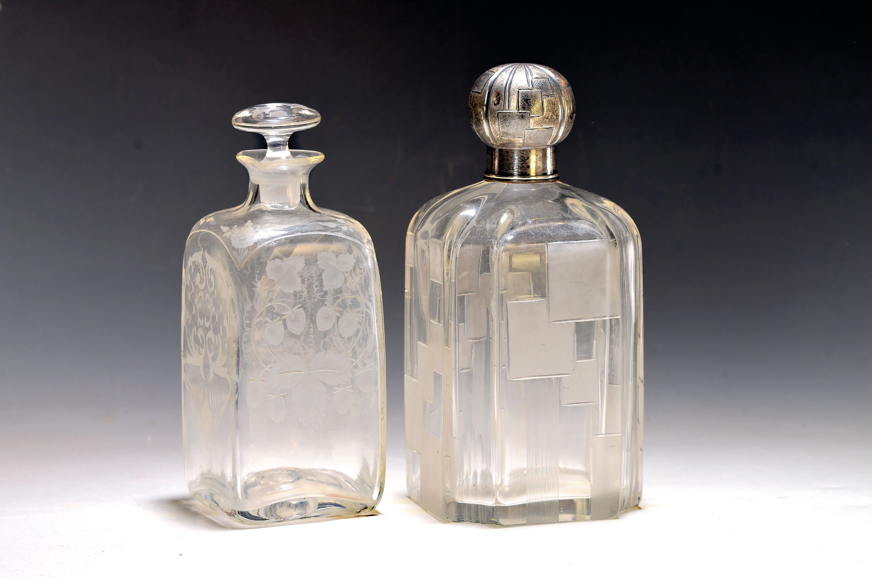 Image 27019854 - Zwei Karaffen, um 1900 und 20er Jahre, 1x farbloses Glas, mit Frankreich, 20er Jahre, ...