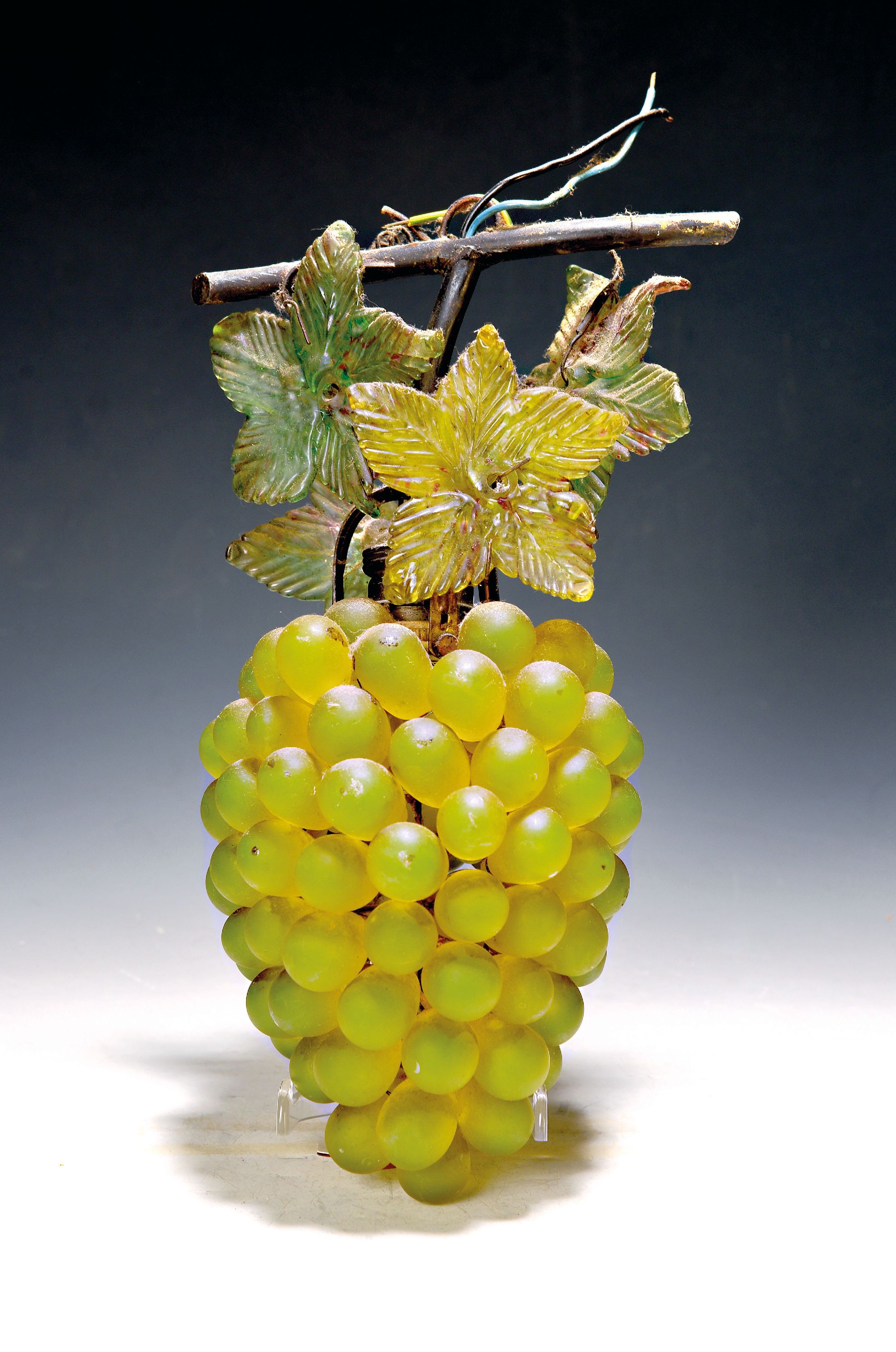 Image 27019857 - Traubenlampe, Frankreich, 20er Jahre, in Form einer vollplastischen Traube mit ...