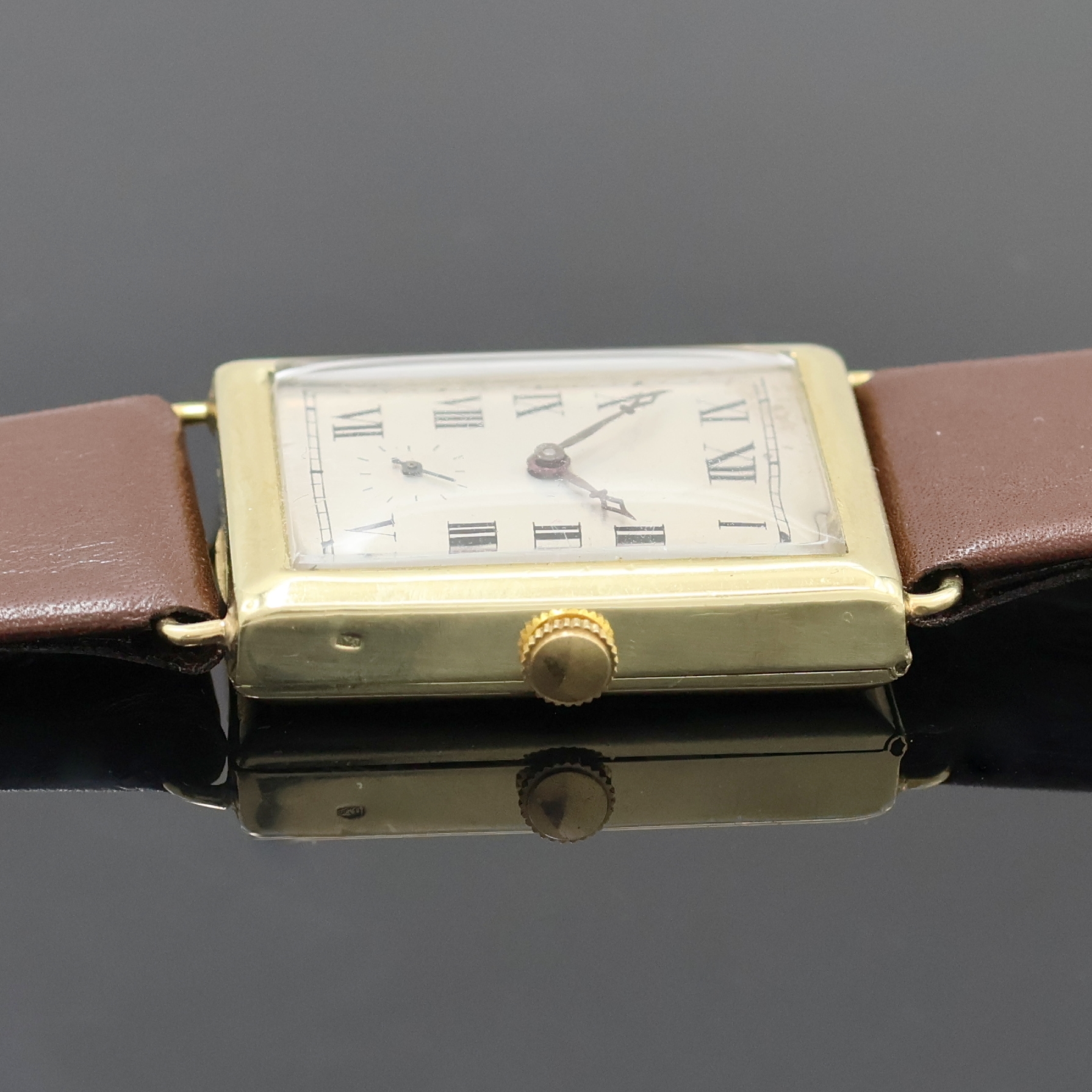 Detail c: ULYSSE NARDIN rechteckige Armbanduhr in GG 750/000, Schweiz um 1920, Handaufzug, Scharniergeh. m. festen Drahtanstößen, silb. Zifferbl. berieb., ...