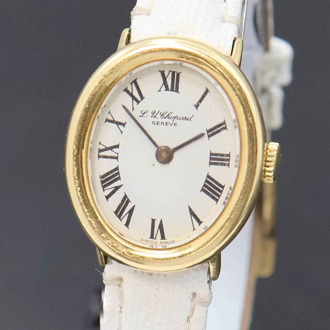 Detail a: CHOPARD Damenarmbanduhr in GG 750/000, Schweiz um 1980, Handaufzug, ovales 2-tlg. Geh., Boden aufgedr., Krone später, weißes Zifferbl., röm. ...
