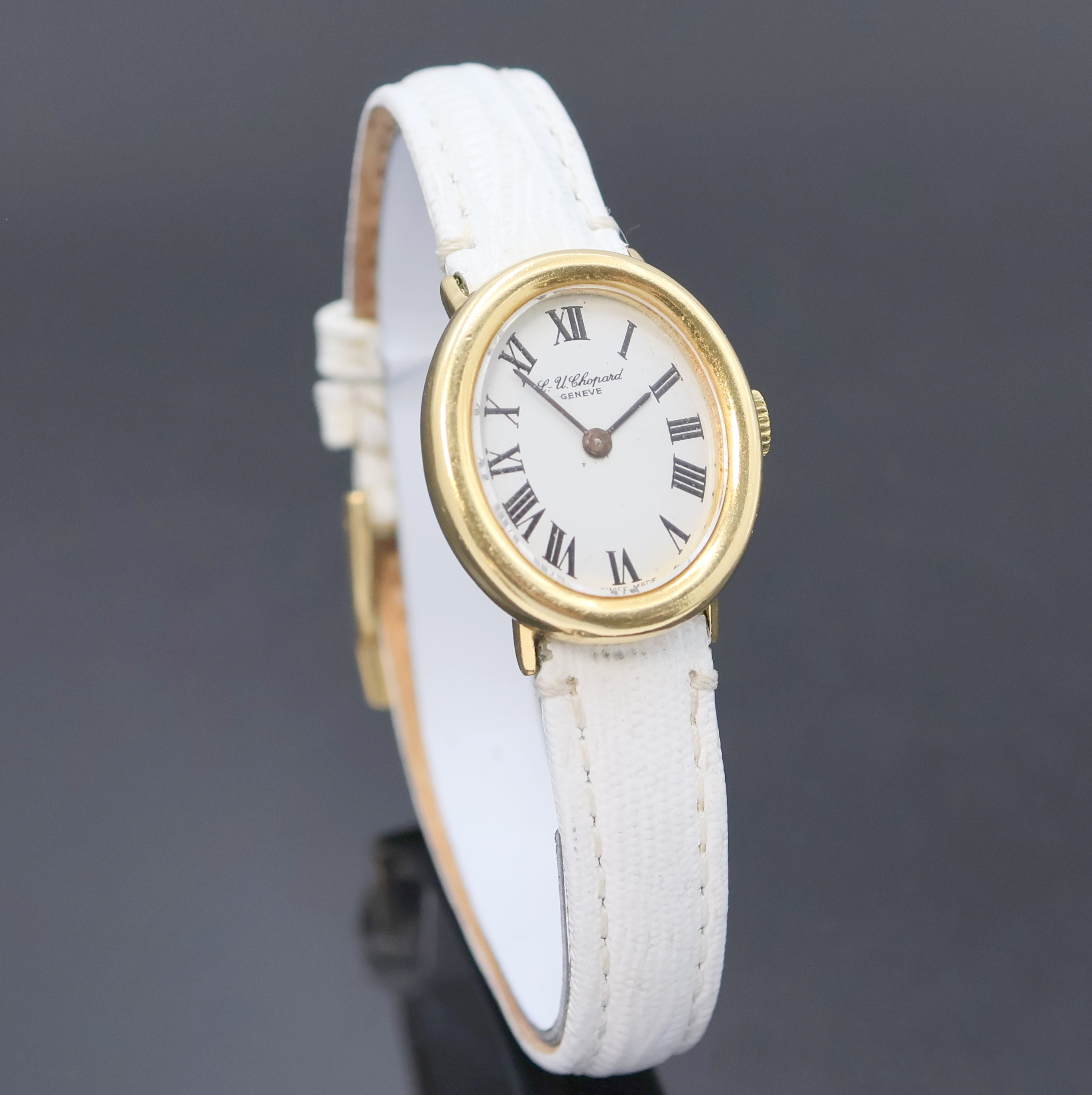 Detail b: CHOPARD Damenarmbanduhr in GG 750/000, Schweiz um 1980, Handaufzug, ovales 2-tlg. Geh., Boden aufgedr., Krone später, weißes Zifferbl., röm. ...