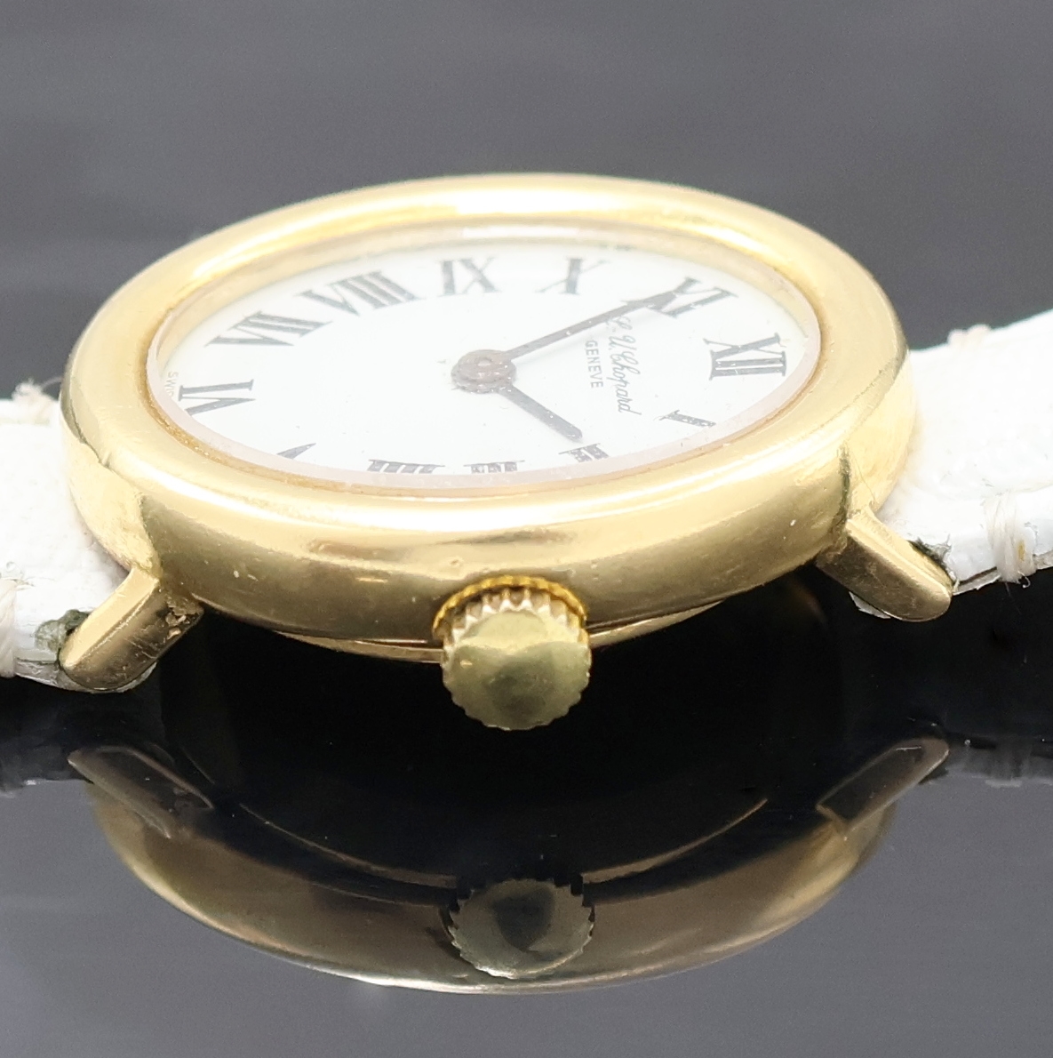 Detail d: CHOPARD Damenarmbanduhr in GG 750/000, Schweiz um 1980, Handaufzug, ovales 2-tlg. Geh., Boden aufgedr., Krone später, weißes Zifferbl., röm. ...