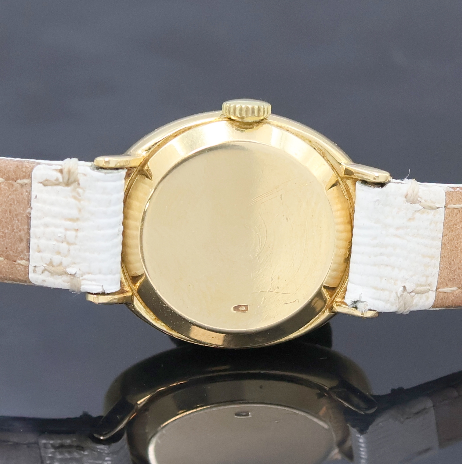 Detail e: CHOPARD Damenarmbanduhr in GG 750/000, Schweiz um 1980, Handaufzug, ovales 2-tlg. Geh., Boden aufgedr., Krone später, weißes Zifferbl., röm. ...