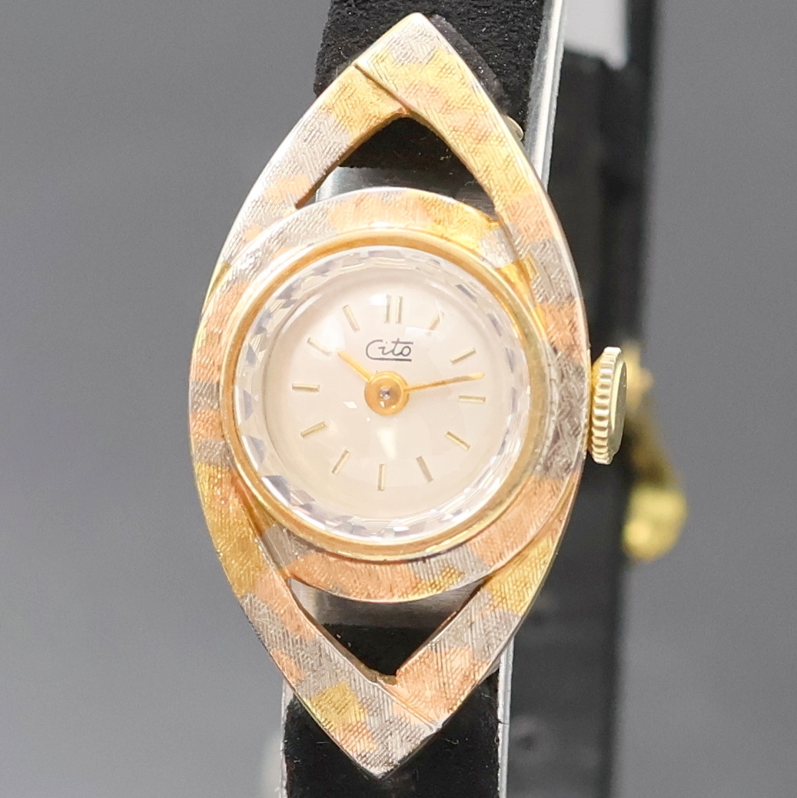 Detail a: CITO Damenarmbanduhr in GG 585/000, Schweiz um 1965, Handaufzug, Geh. teils mit Tricolor in Augenform, Boden aufgedr., silb. Zifferbl. m. gold. Ind. ...