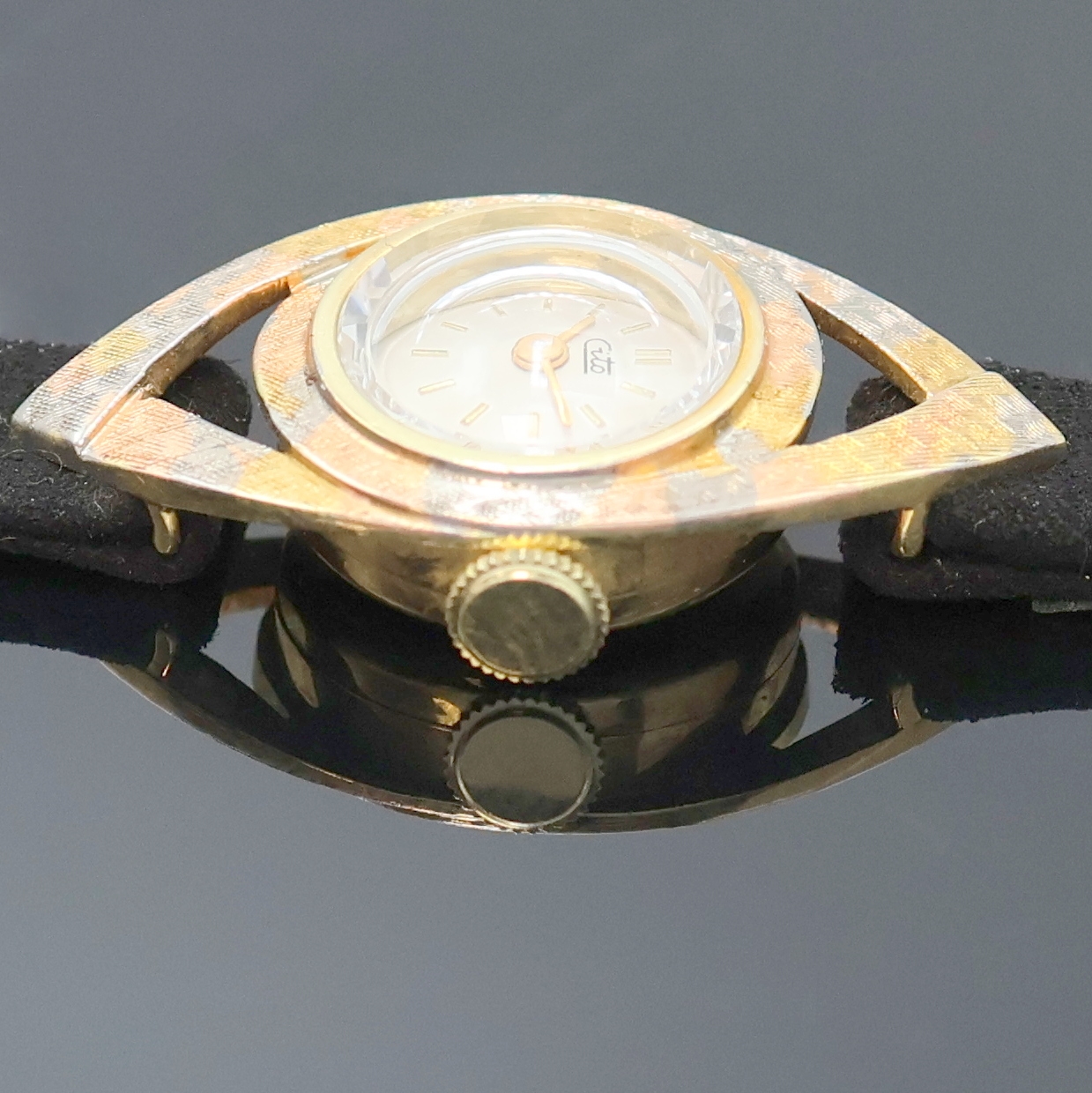 Detail b: CITO Damenarmbanduhr in GG 585/000, Schweiz um 1965, Handaufzug, Geh. teils mit Tricolor in Augenform, Boden aufgedr., silb. Zifferbl. m. gold. Ind. ...