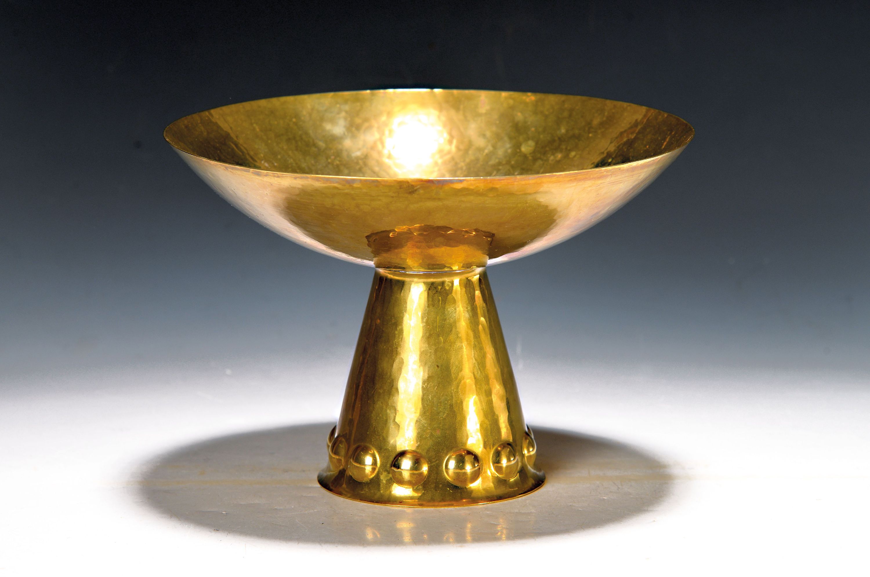 Bauhaus Schale von Friedrich Marby (1905-1984), Messing poliert, Hammerschlagdekor, H. ca. 15cm, D. ca. 21.5cm, am Boden sign. und bez. Handarbeit
