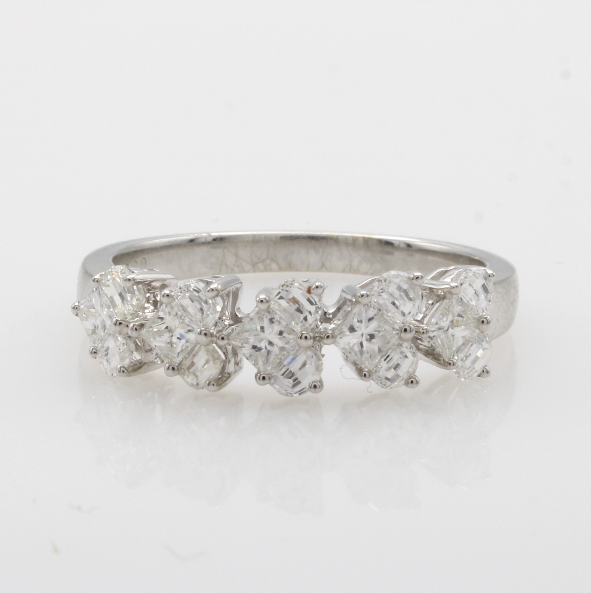 Image 27019925 - Herzring mit Diamanten ´invisible setting´, WG 750/000, Diam. zus. ca. 0.96 ct feines ...