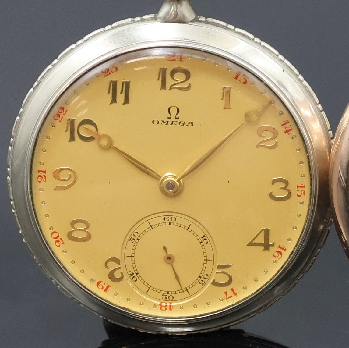 Detail a: OMEGA 2 offene Taschenuhren in Silber, Schweiz um 1920/1930, Gehäuse dell., 1x guill. Rückseite m. Monogrammspiegel, 1x m. Streifendekor, 1x ...